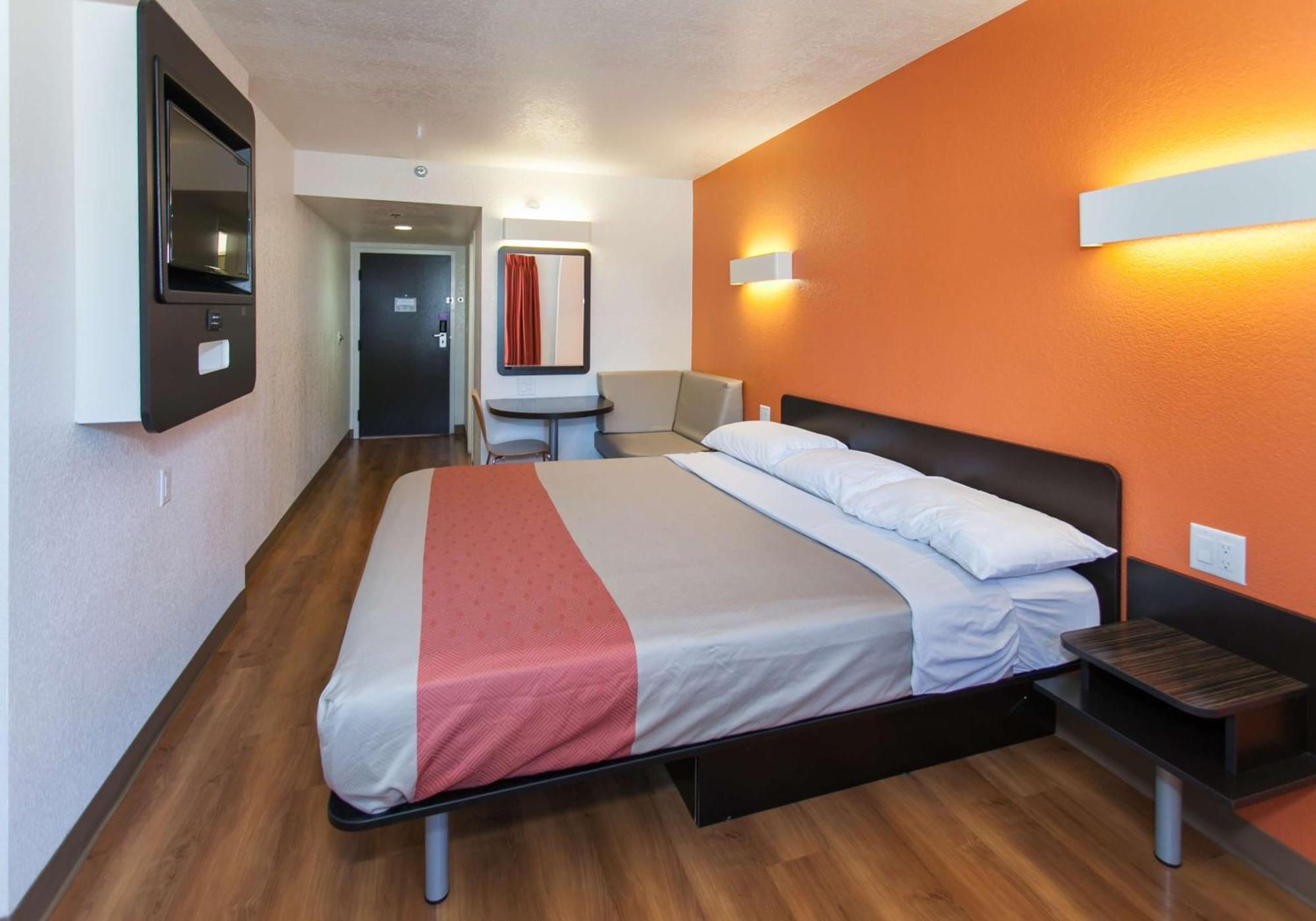 1 King Bed | Near Los Angeles International Airport