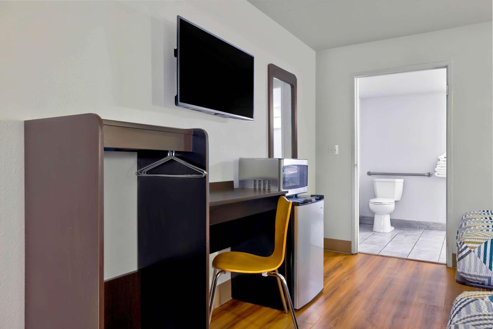Queen Room with Two Queen Beds - Disability Access - Non-Smoking