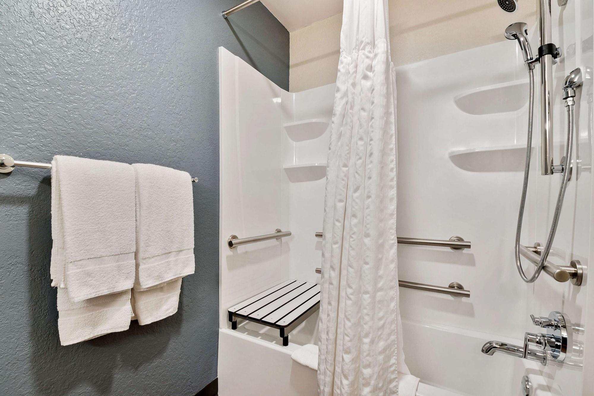 Queen studio 1 Queen Bed Disability Access or Non-Smoking