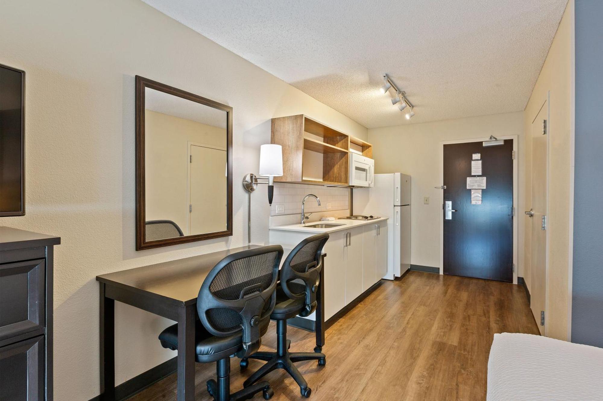 Deluxe Studio with 1 Queen Bed - Non Smoking - Hearing Accessible