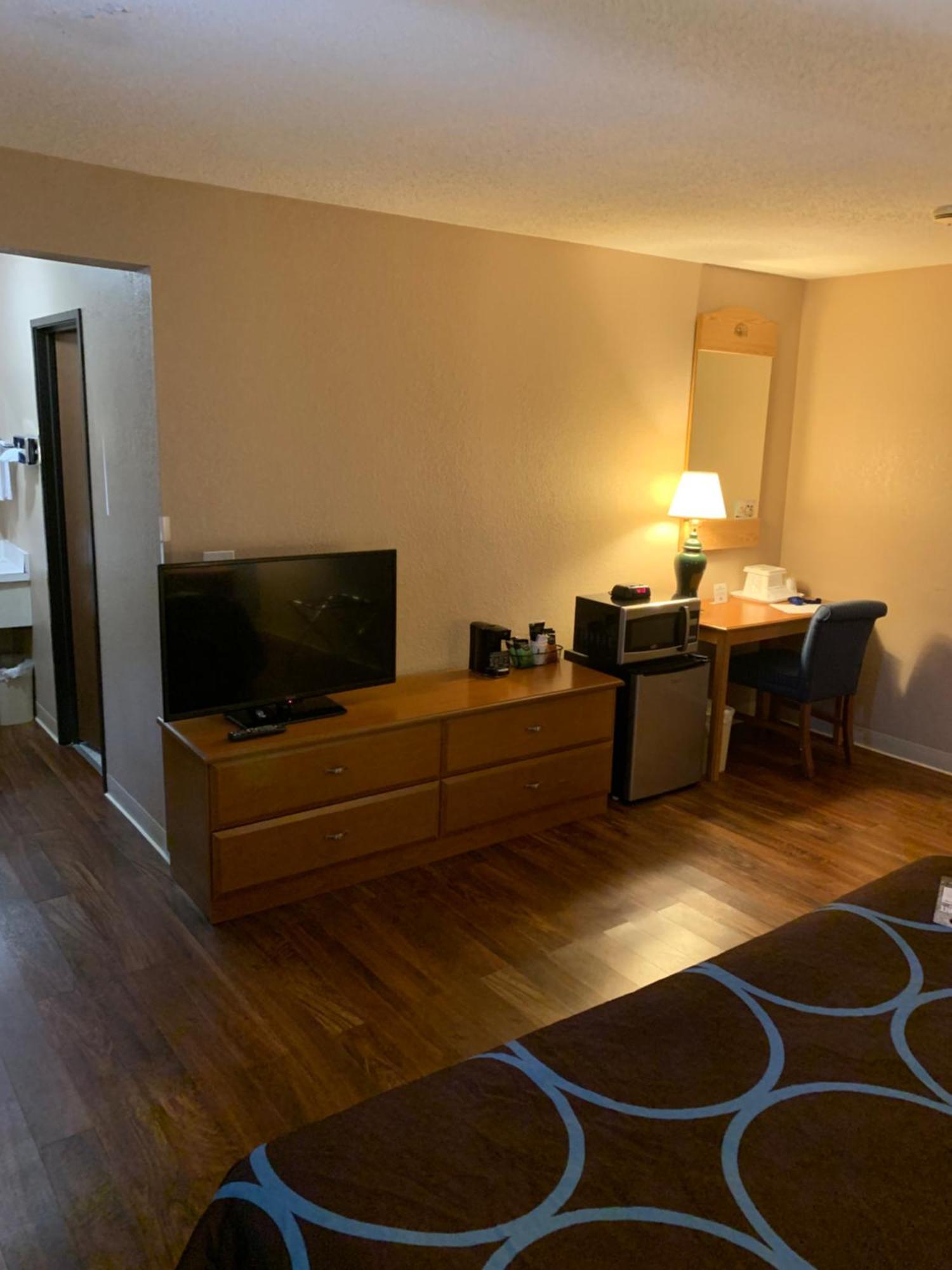 King Room Pet Friendly or Non-Smoking