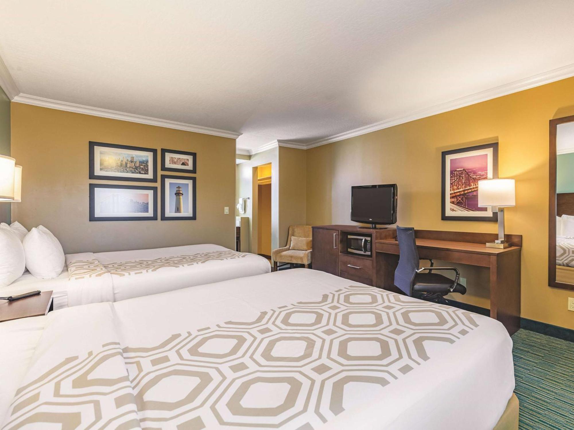 Deluxe Two Queen Beds Non-Smoking