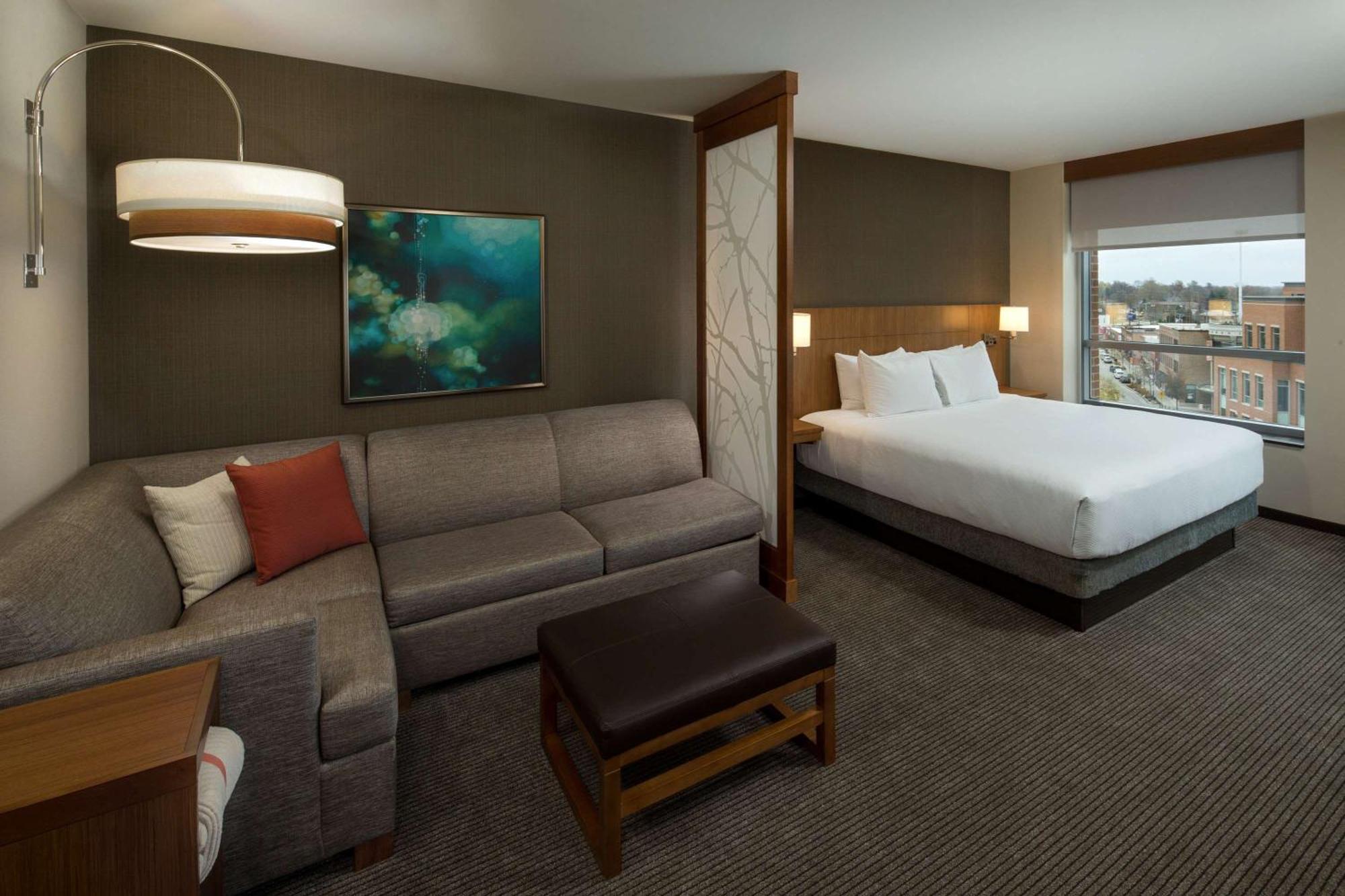 Habitación con cama extragrande.