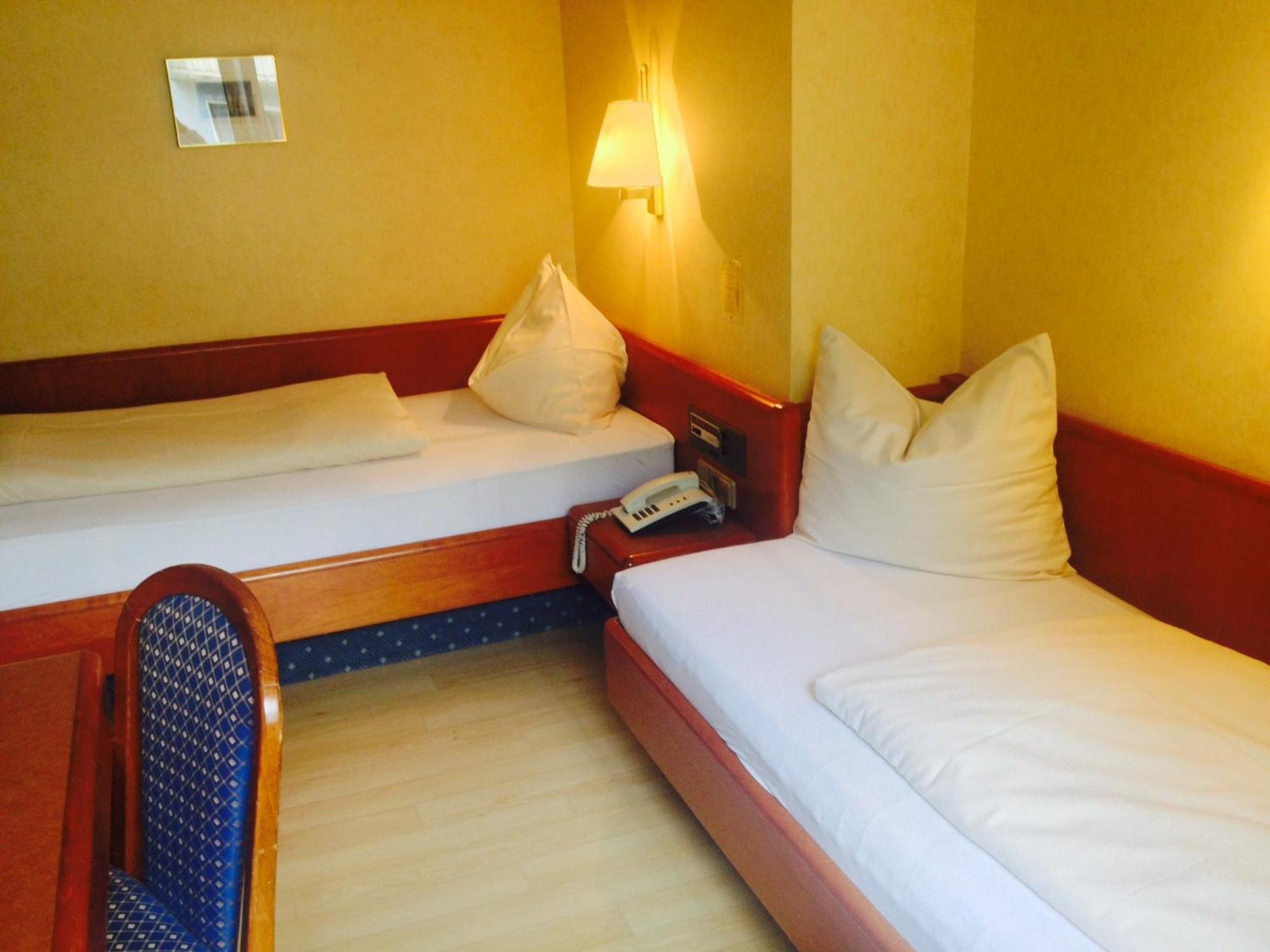 Twin Room,1698848851:JPEG