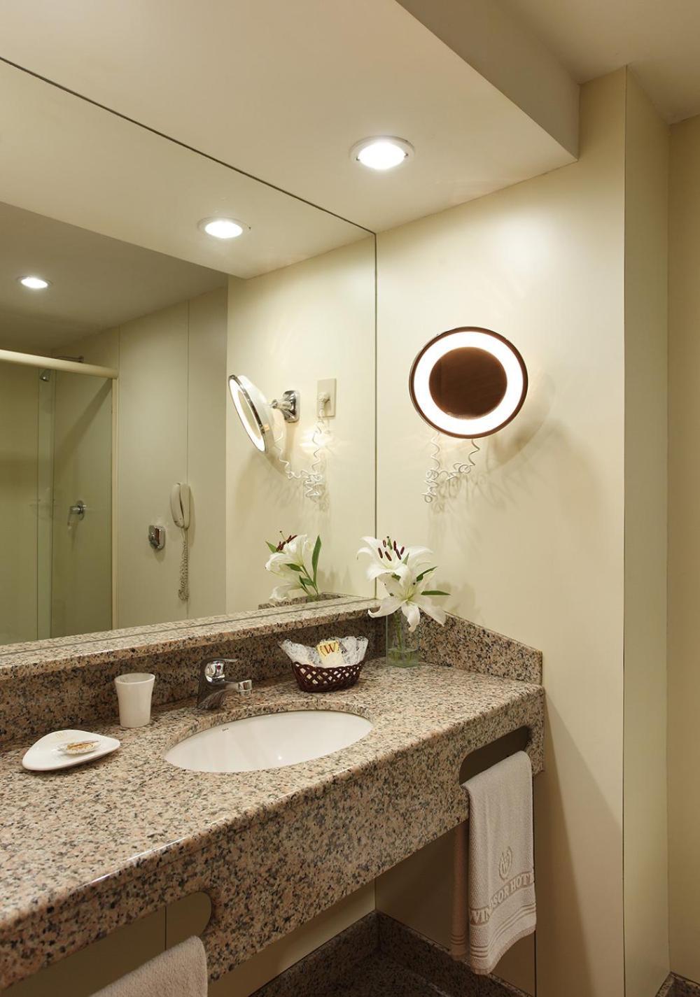 Quarto Superior Executivo com Cama Casal e Vista da Cidade