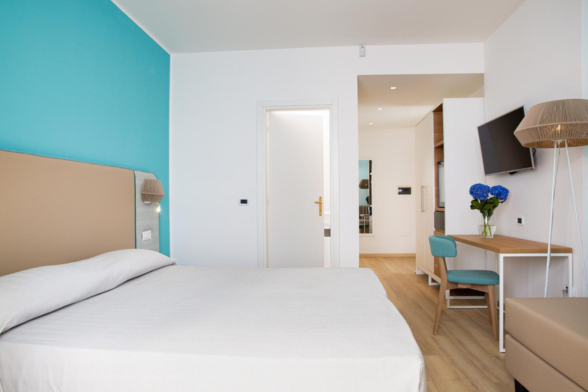 Deluxe Double or Twin Room Sea View,1213802809:JPEG