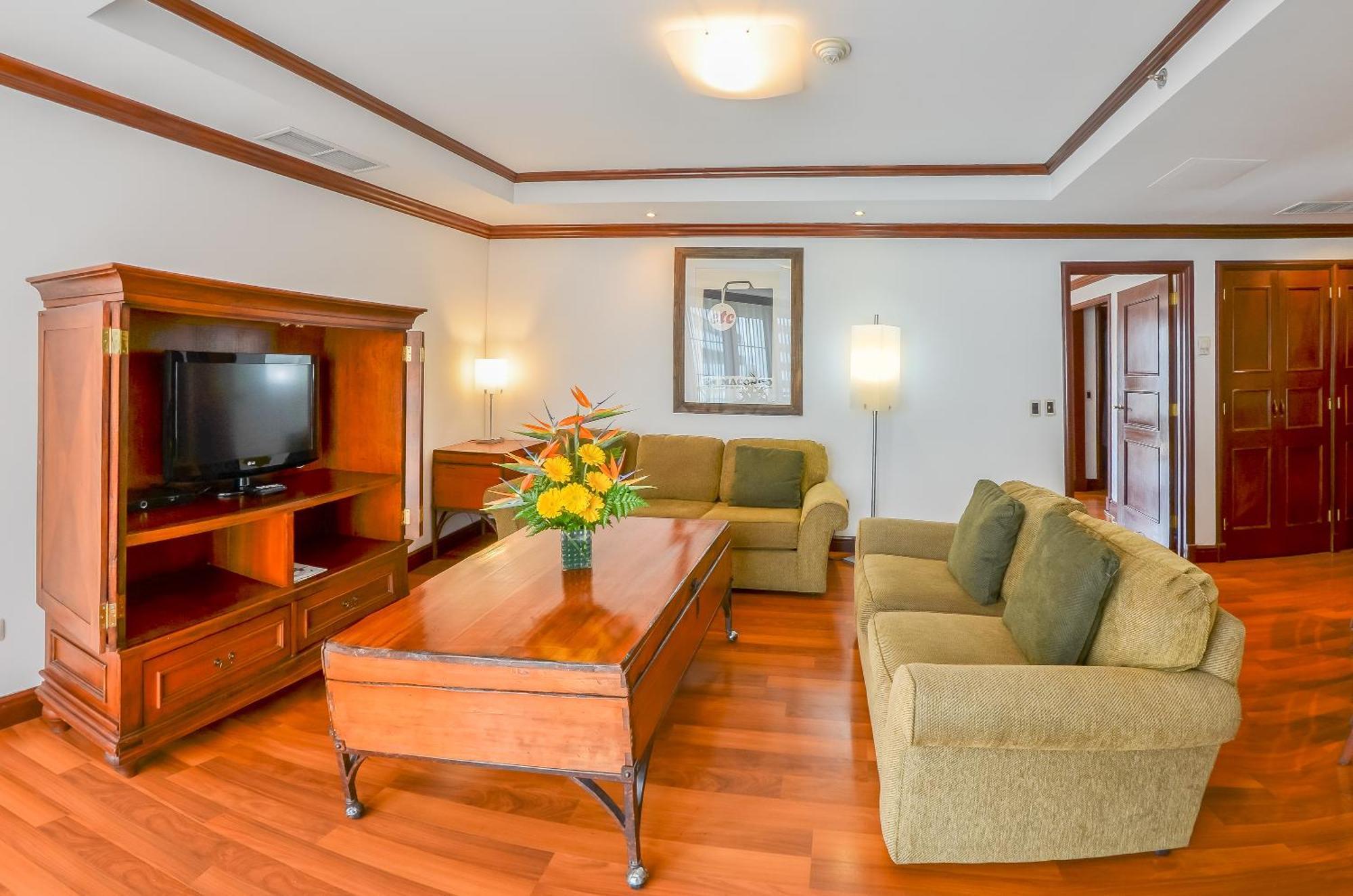 Master Suite Two Queen Beds Sofa Bed