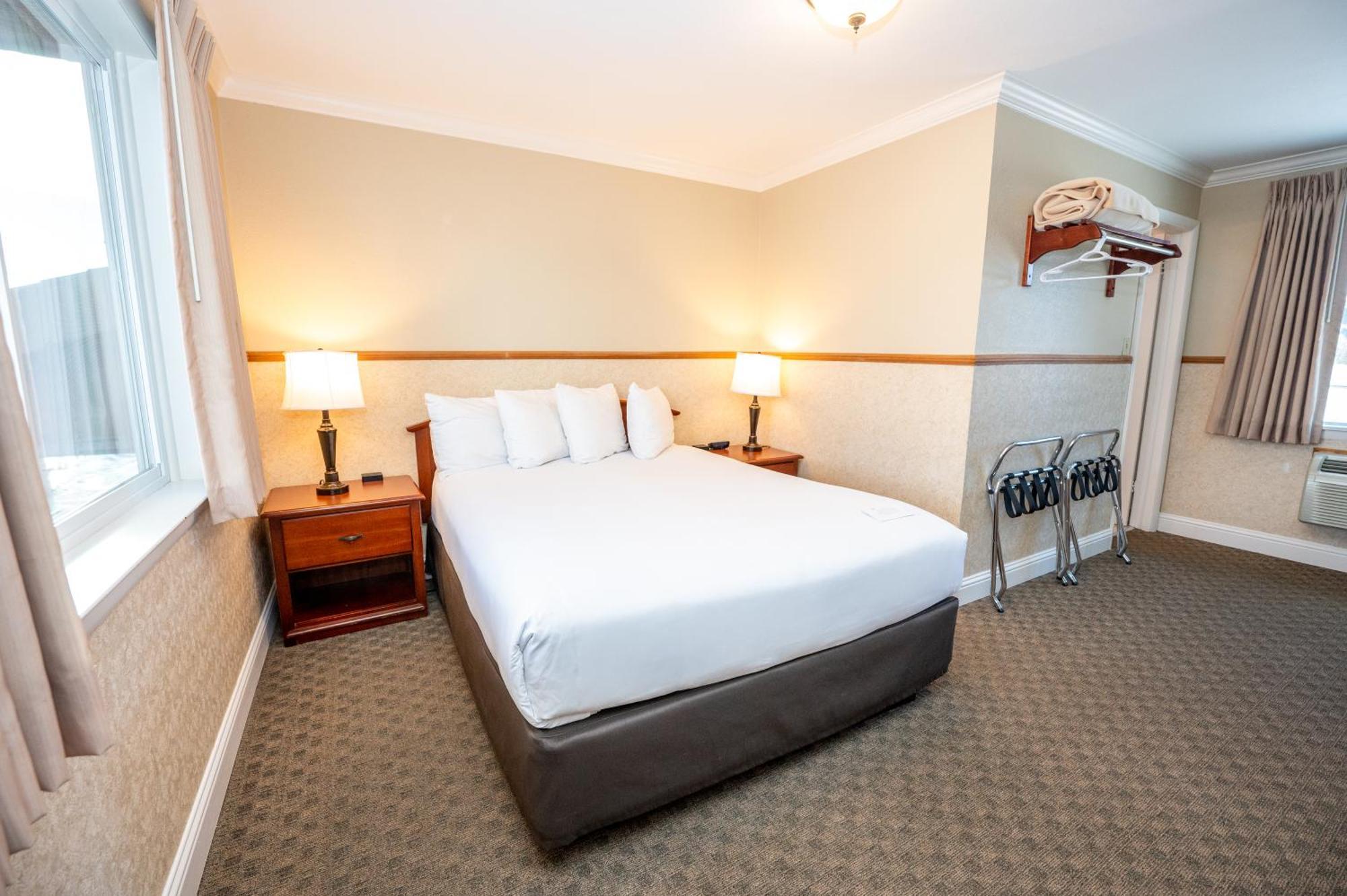 Queen Room One Queen Bed