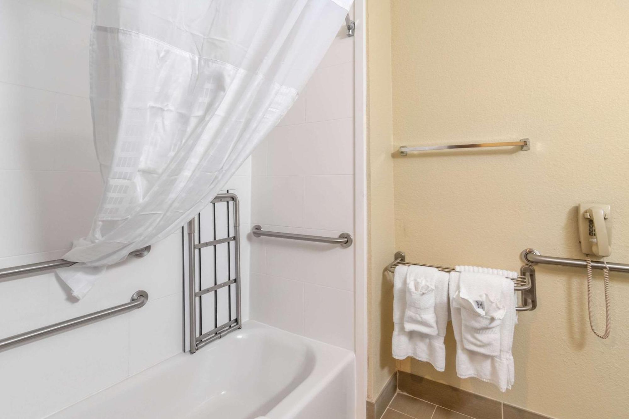 Double Room Accessible Tub Accessible or Non-Smoking