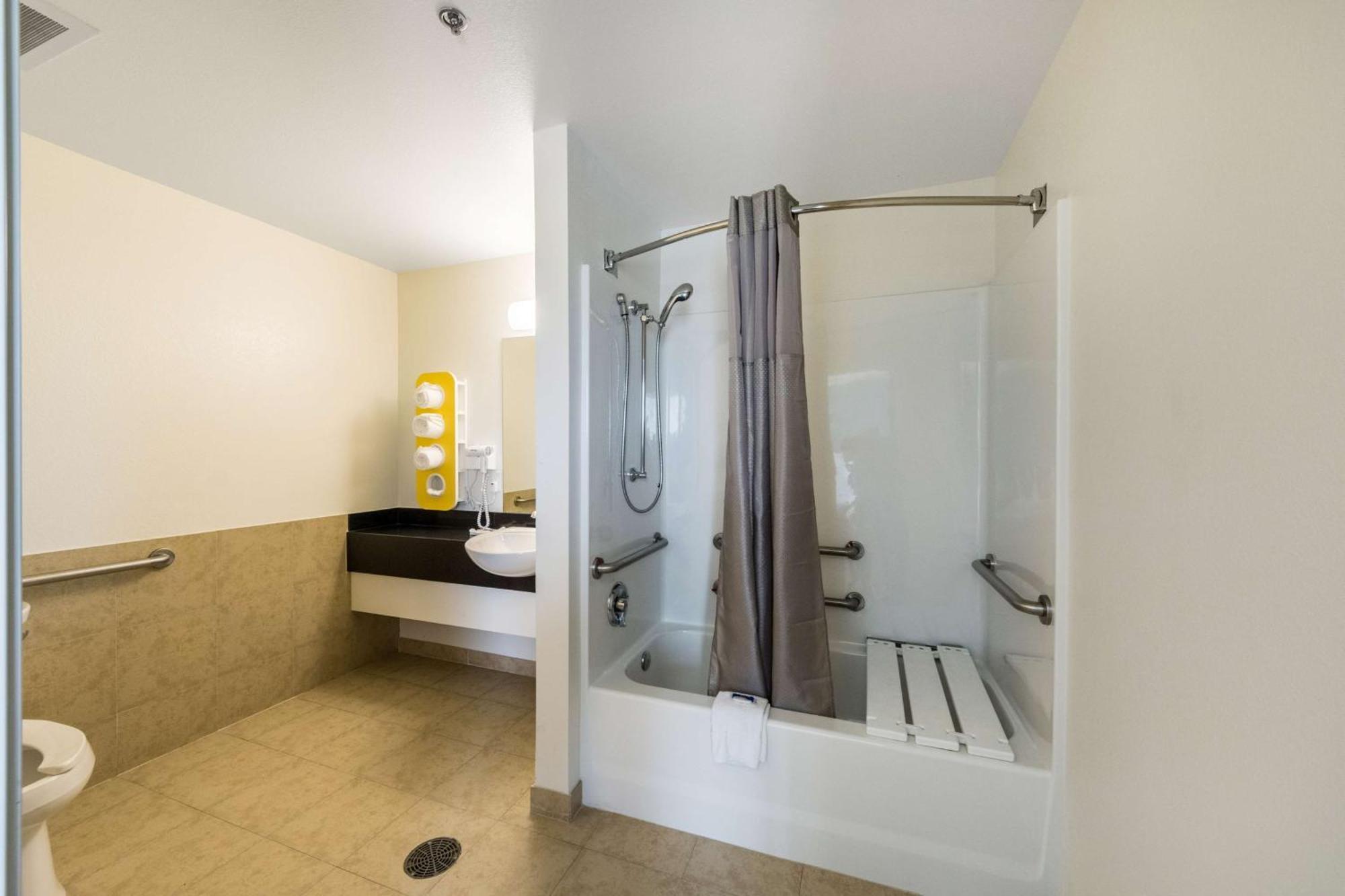 Queen Room - Disability Access - Roll in Shower
