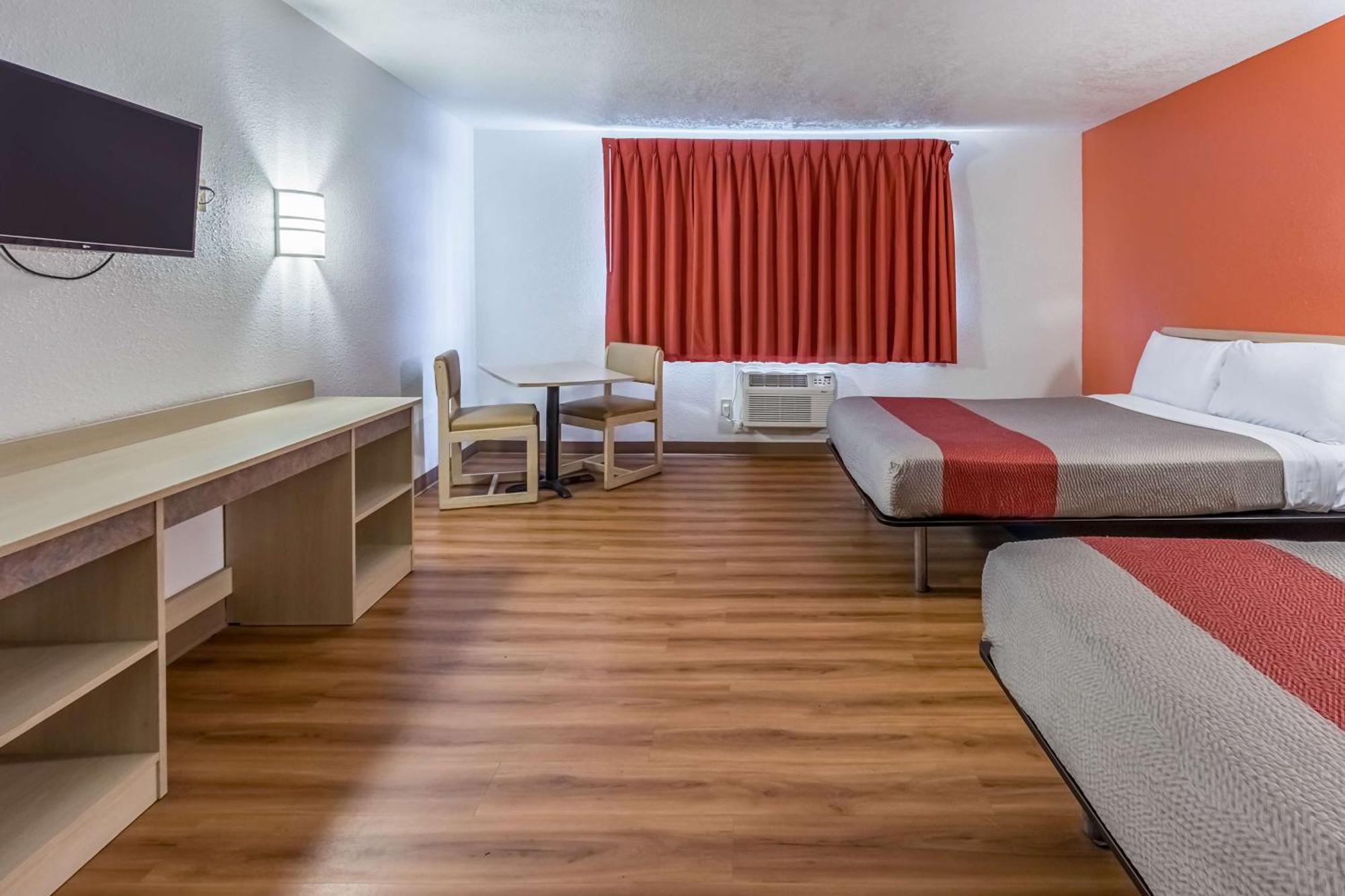 Queen Room Two Queen Beds Smoking