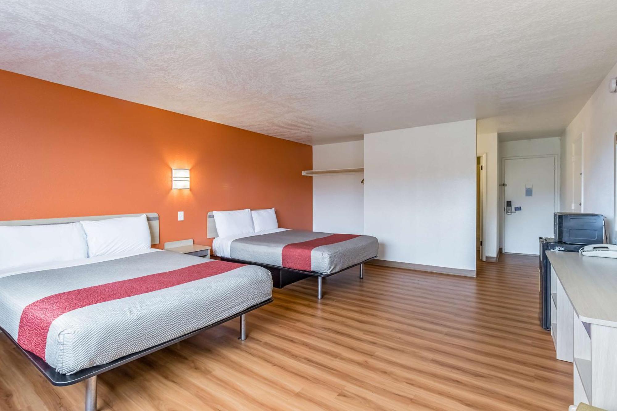 Queen Room Two Queen Beds Smoking