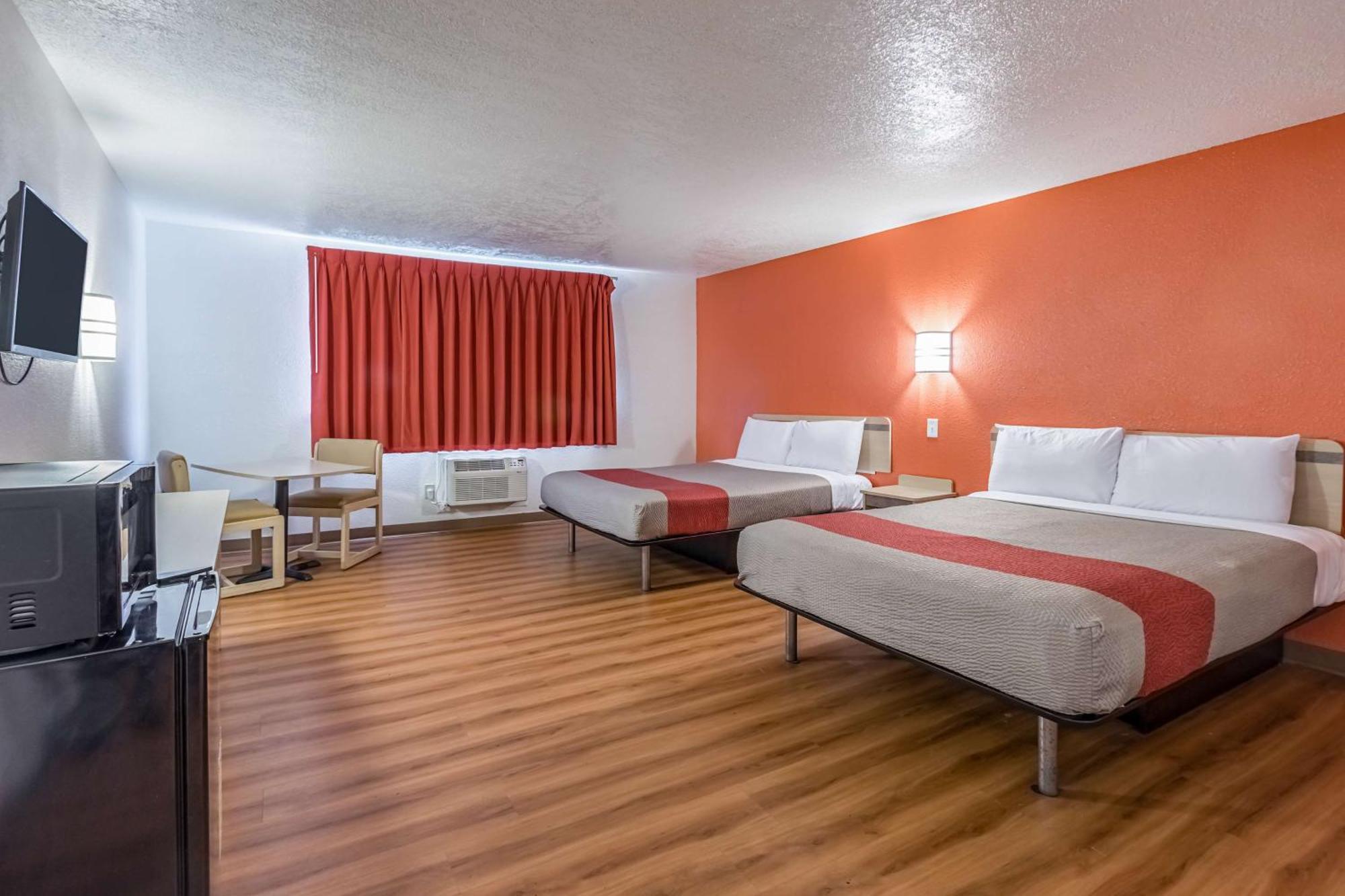 Queen Room Two Queen Beds Smoking