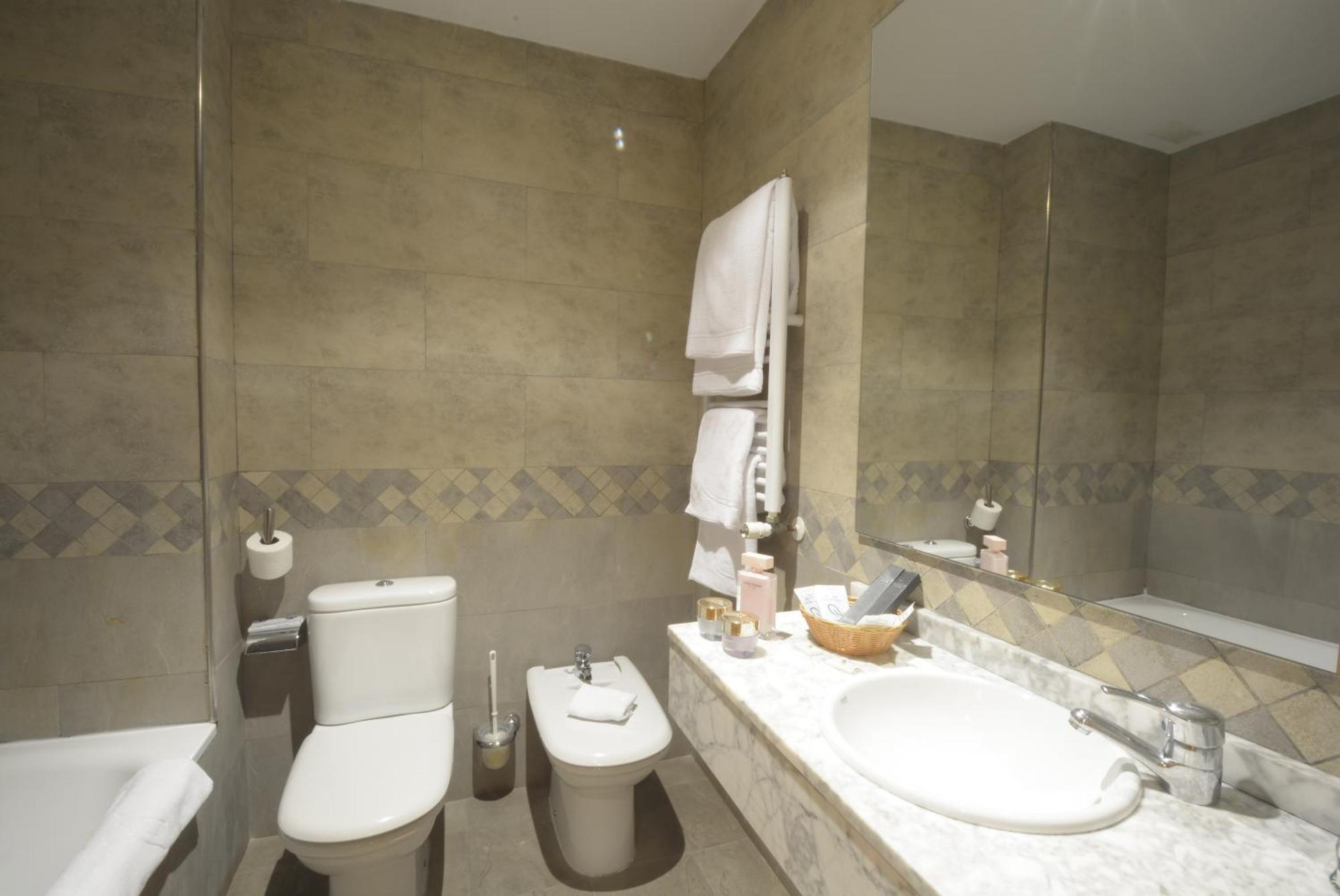 Family Room Bath,1487382187:JPEG