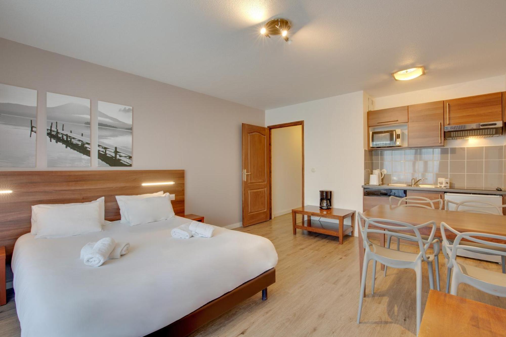 One-Bedroom Apartment Balcony,1215187045:JPEG