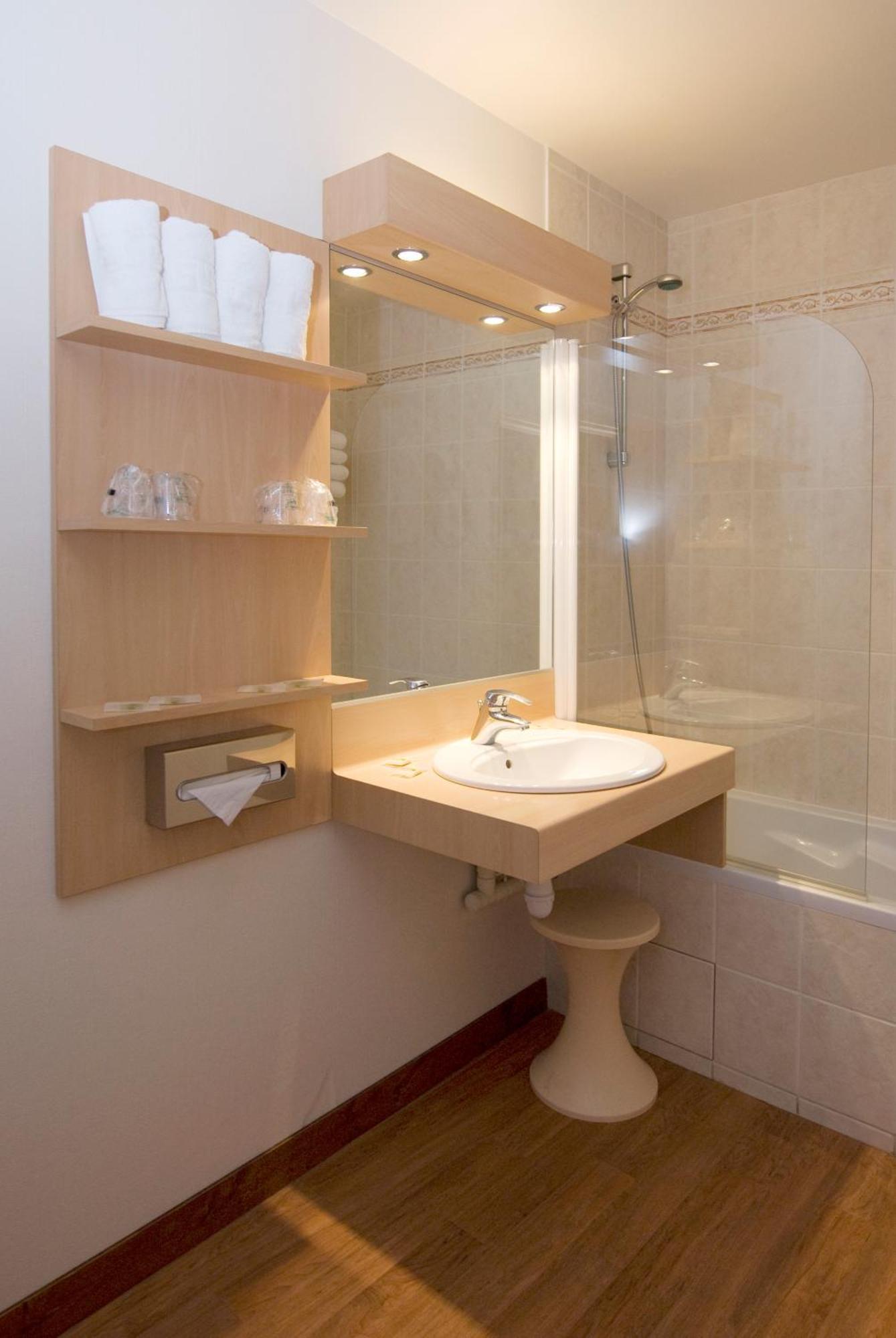Quadruple Room Bath,815444078:JPEG