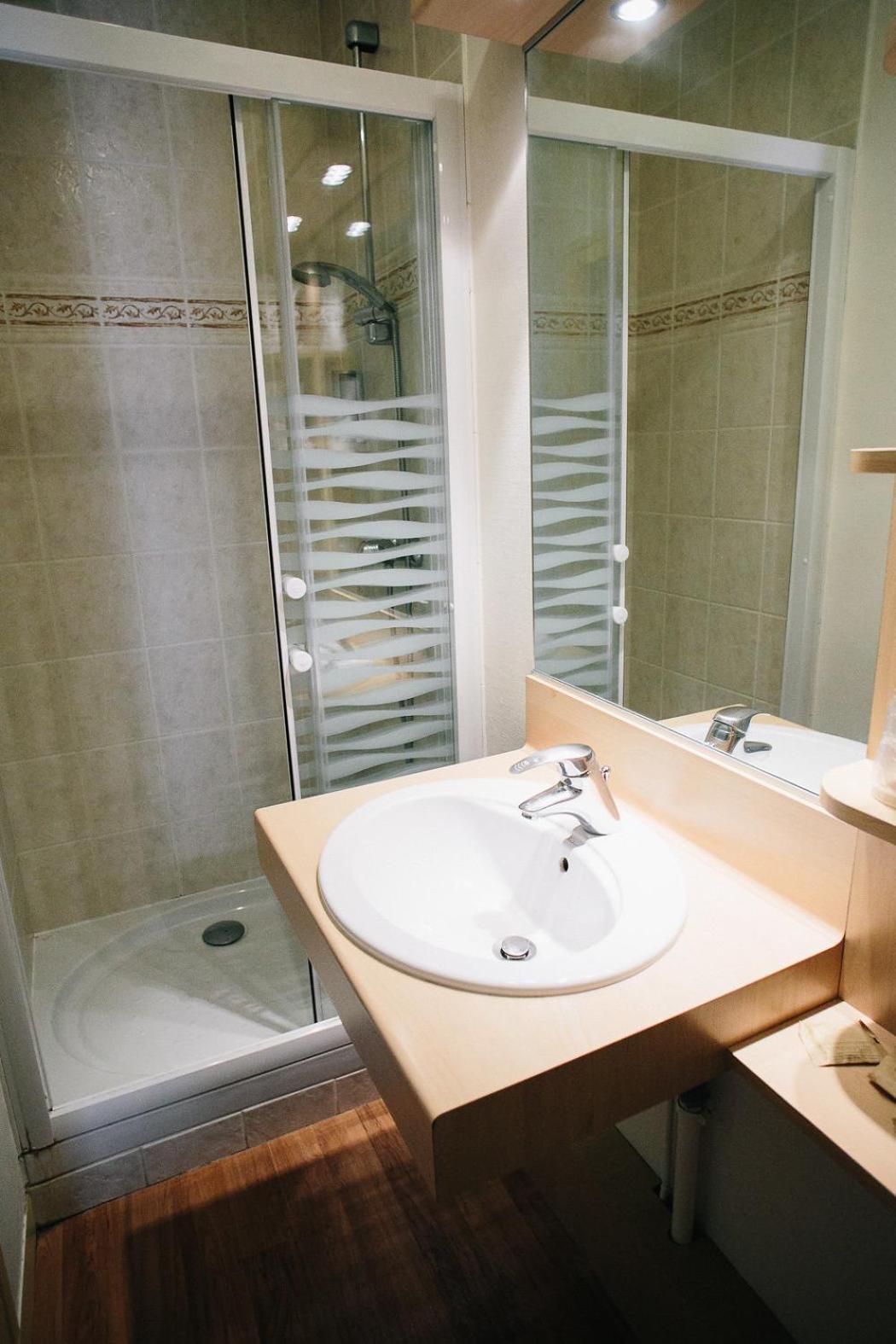 Quadruple Room Shower,815444852:JPEG
