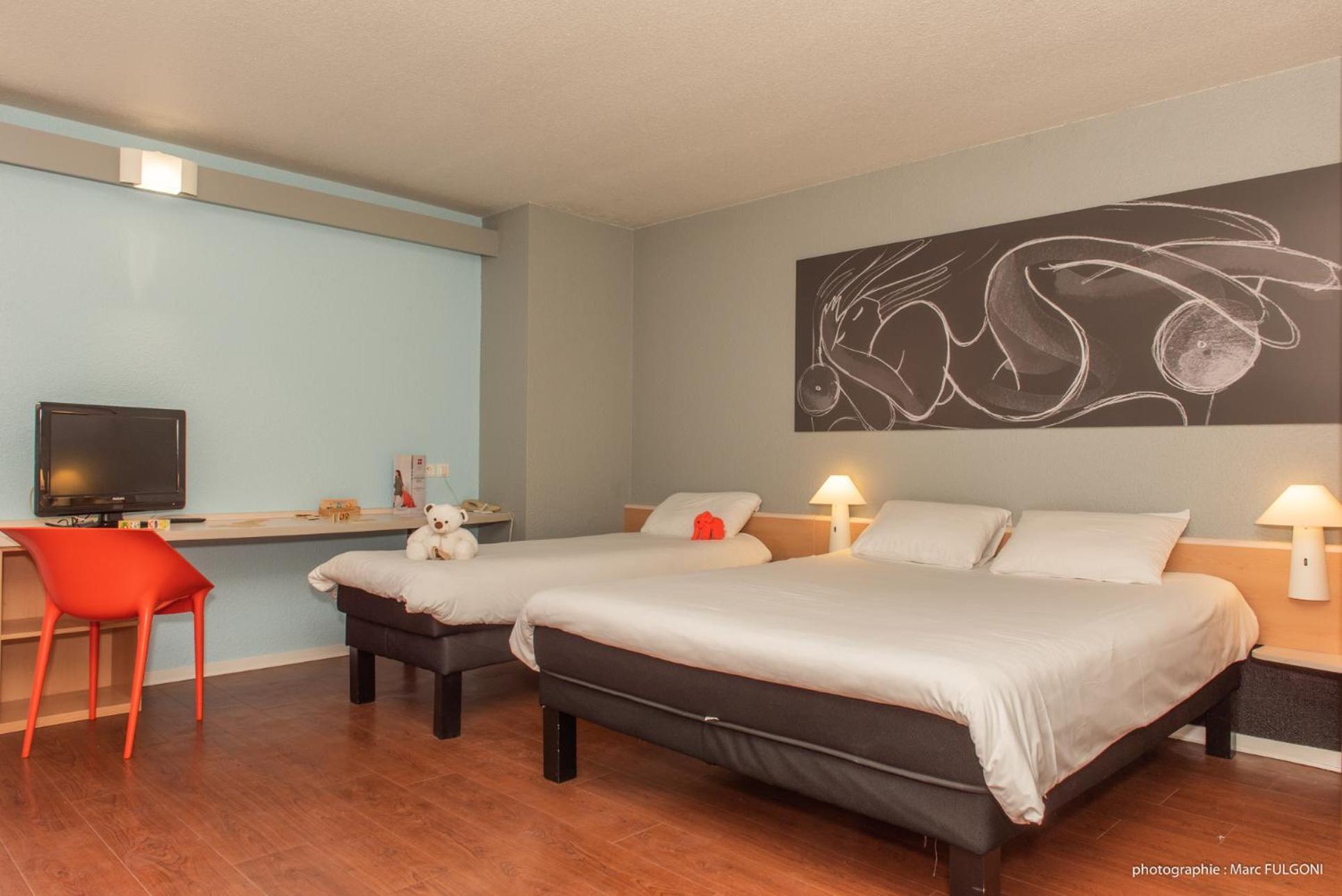 Chambre Standard avec 1 Lit Double et 2 Lits Simples