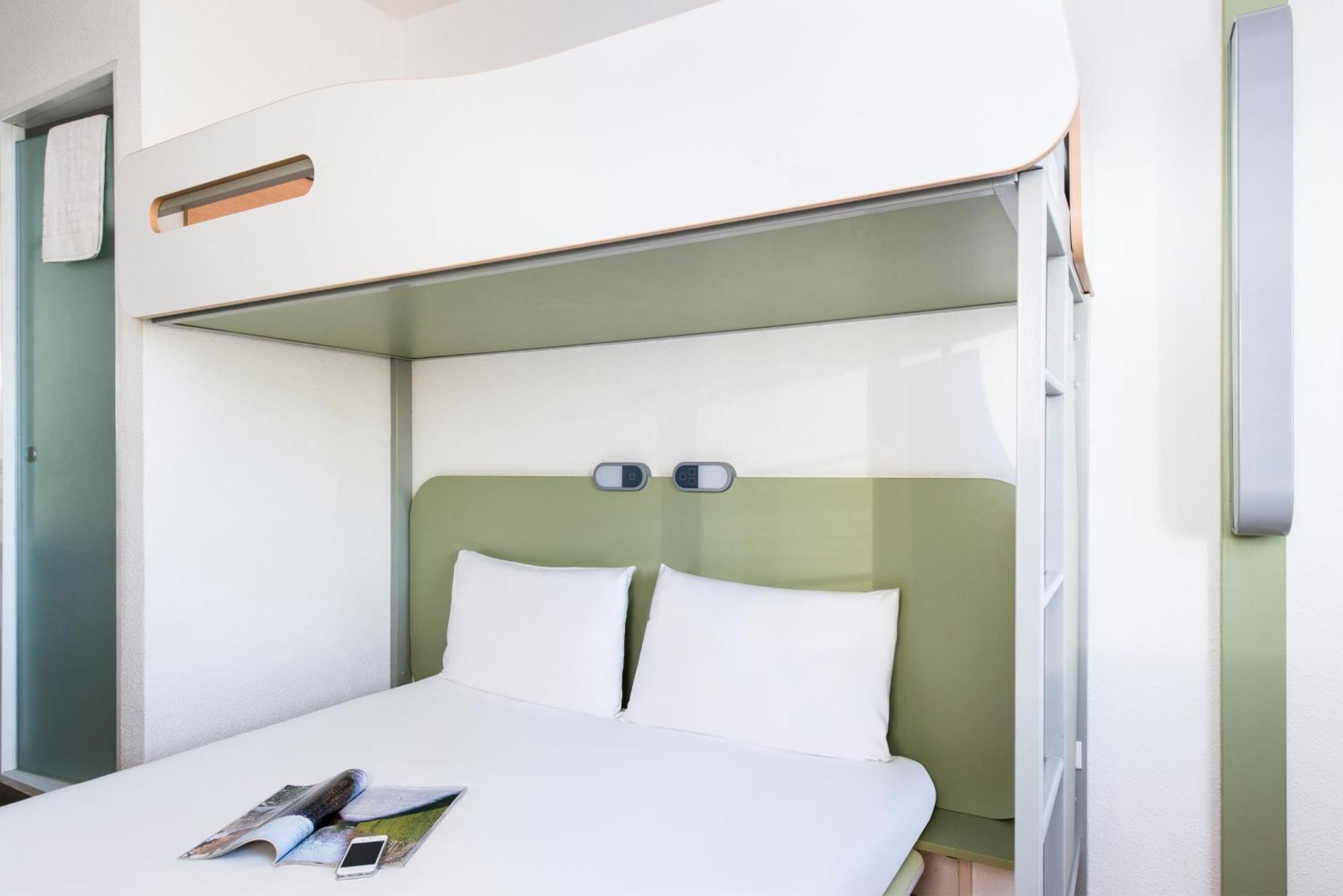 Chambre Triple avec 1 Lit Double et 1 Lit Superposé