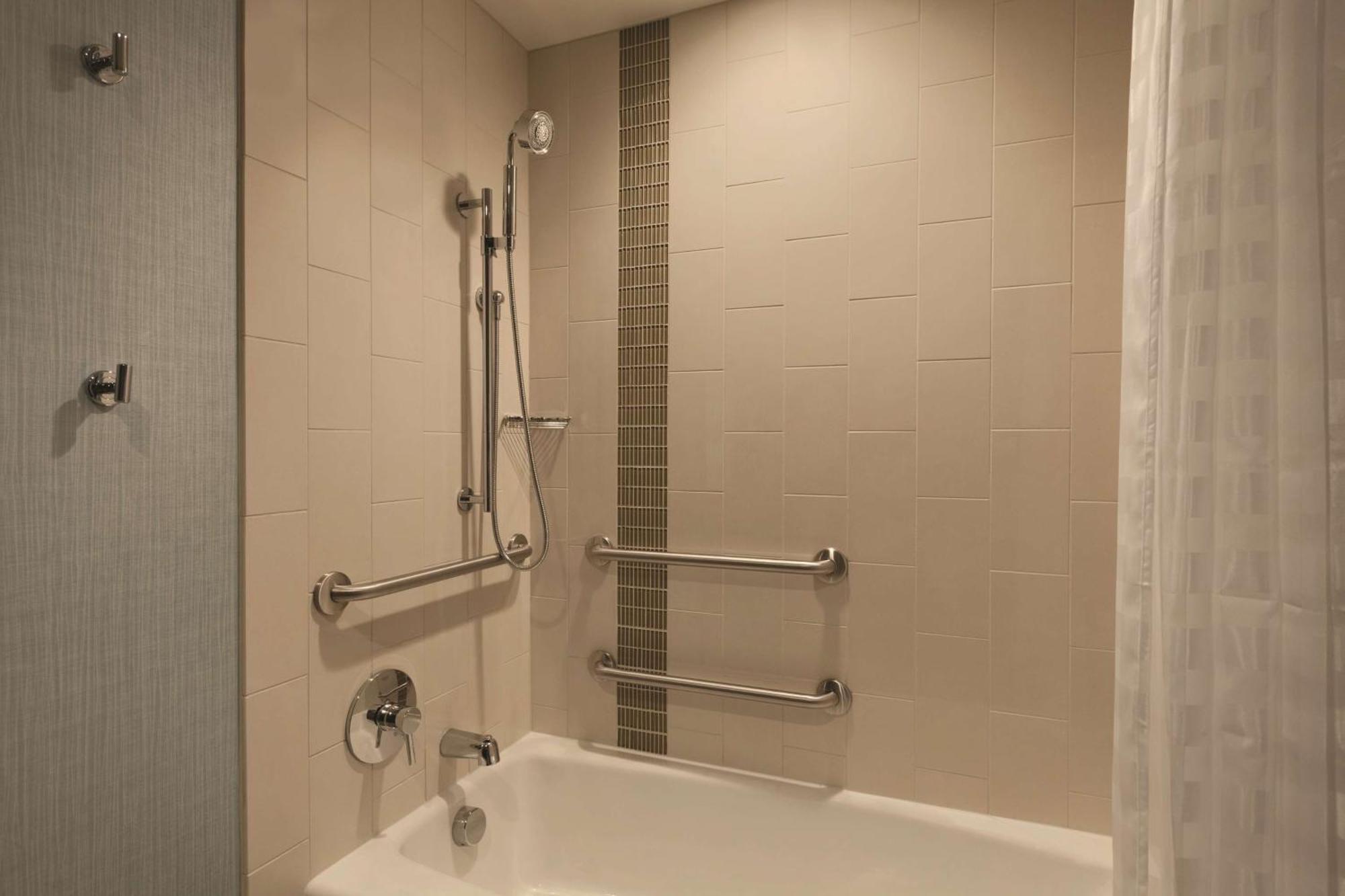 Zimmer mit Kingsize-Bett, Schlafsofa und barrierefreier Badewanne - barrierefrei