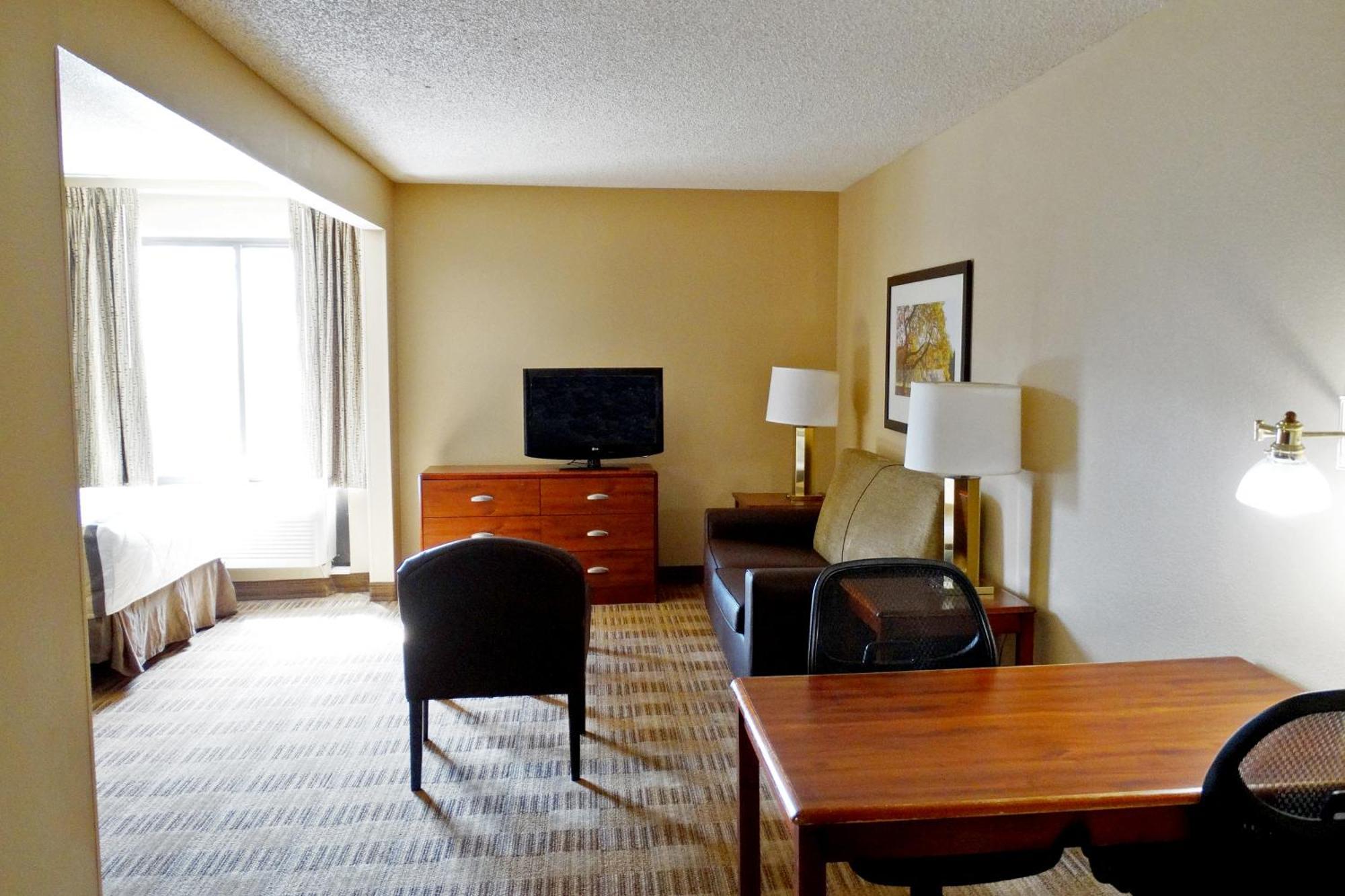 Deluxe Studio with 2 Queen Beds - Non-Smoking