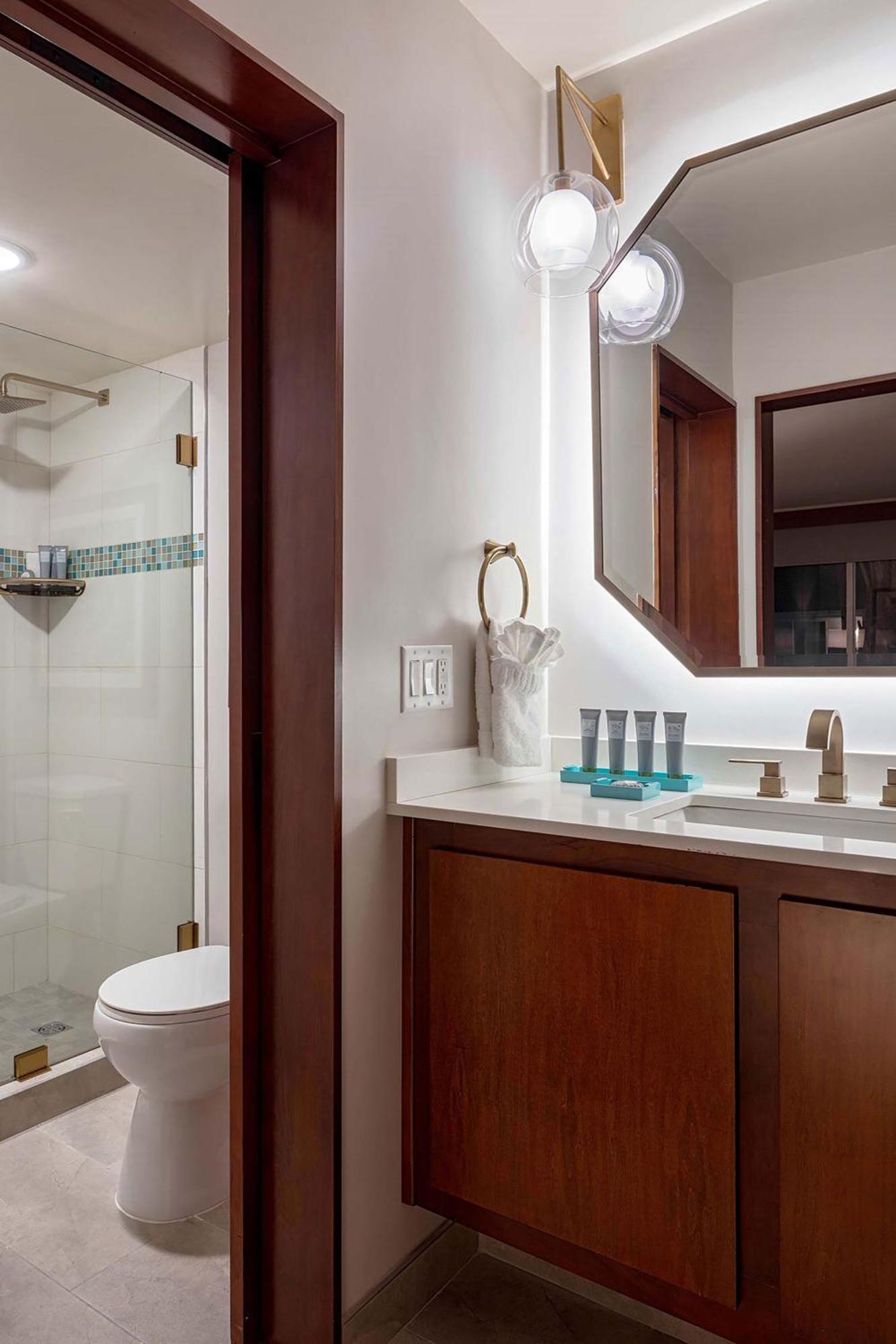 Habitación junto a la piscina con 1 cama extragrande