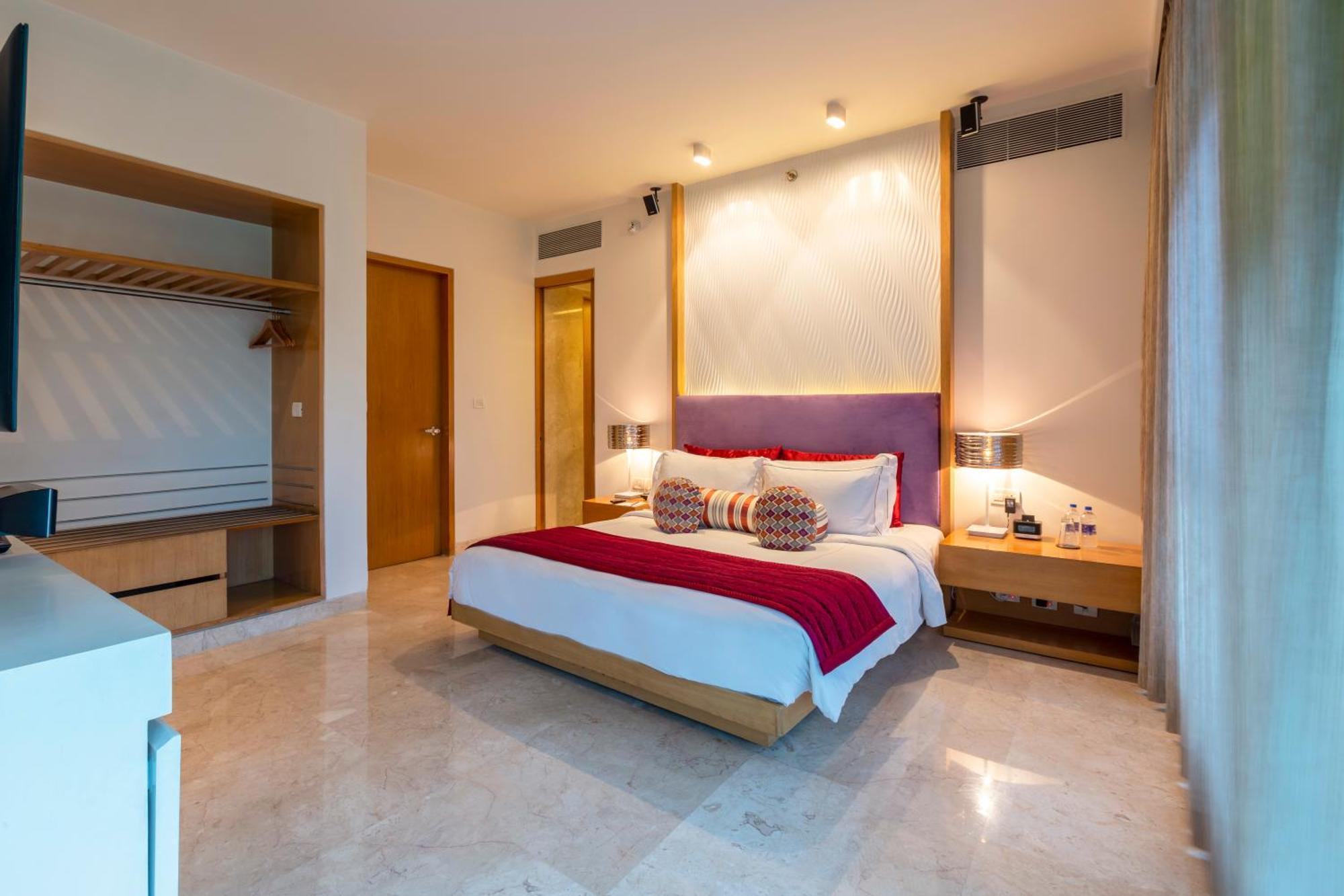 Premium Suite Pool View King Bed