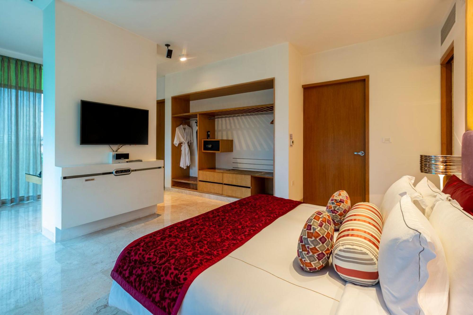 Premium Suite Pool View King Bed