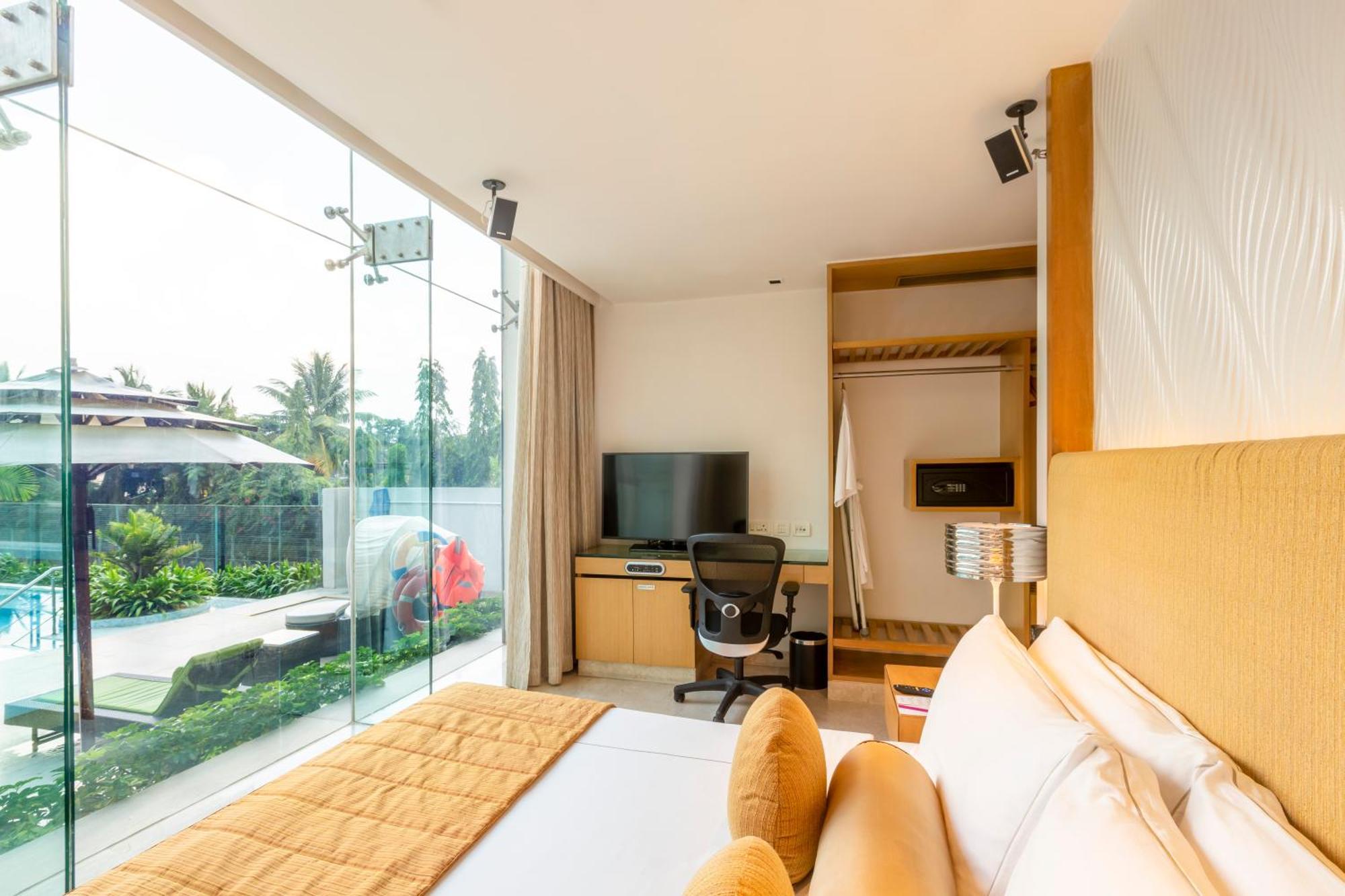 Loft Suite Pool View King Bed