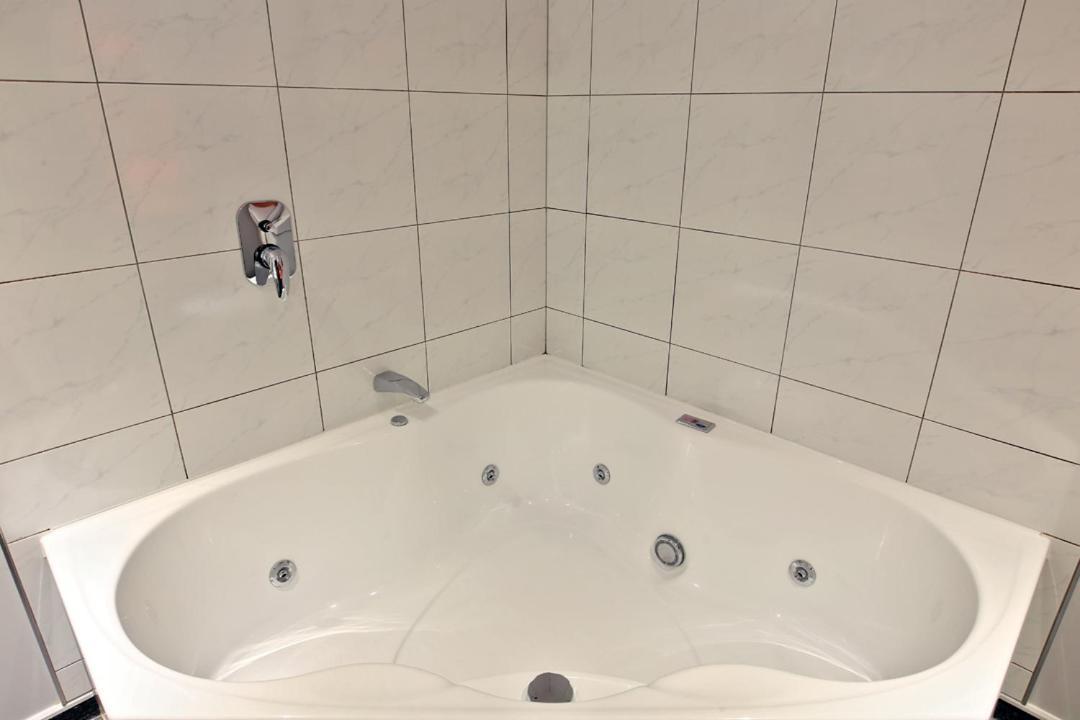 Studio Spa Bath