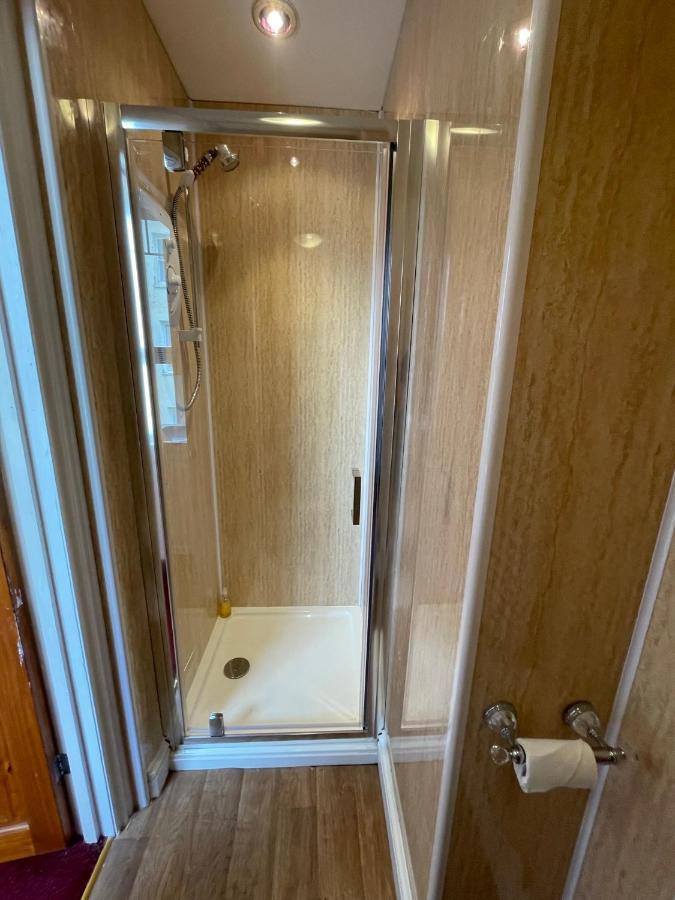 4Twin Room Shower