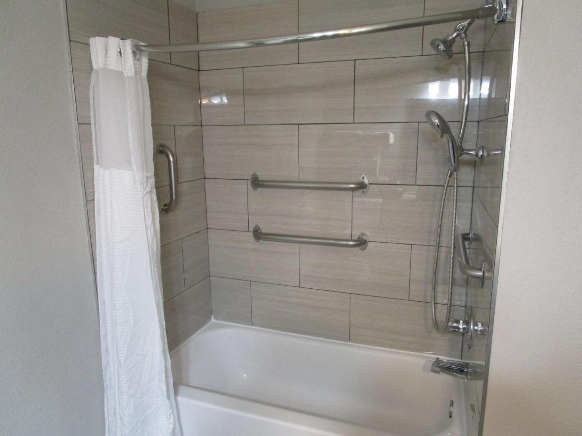 Zimmer mit Kingsize-Bett und Badewanne - Barrierefrei / Nichtraucherzimmer