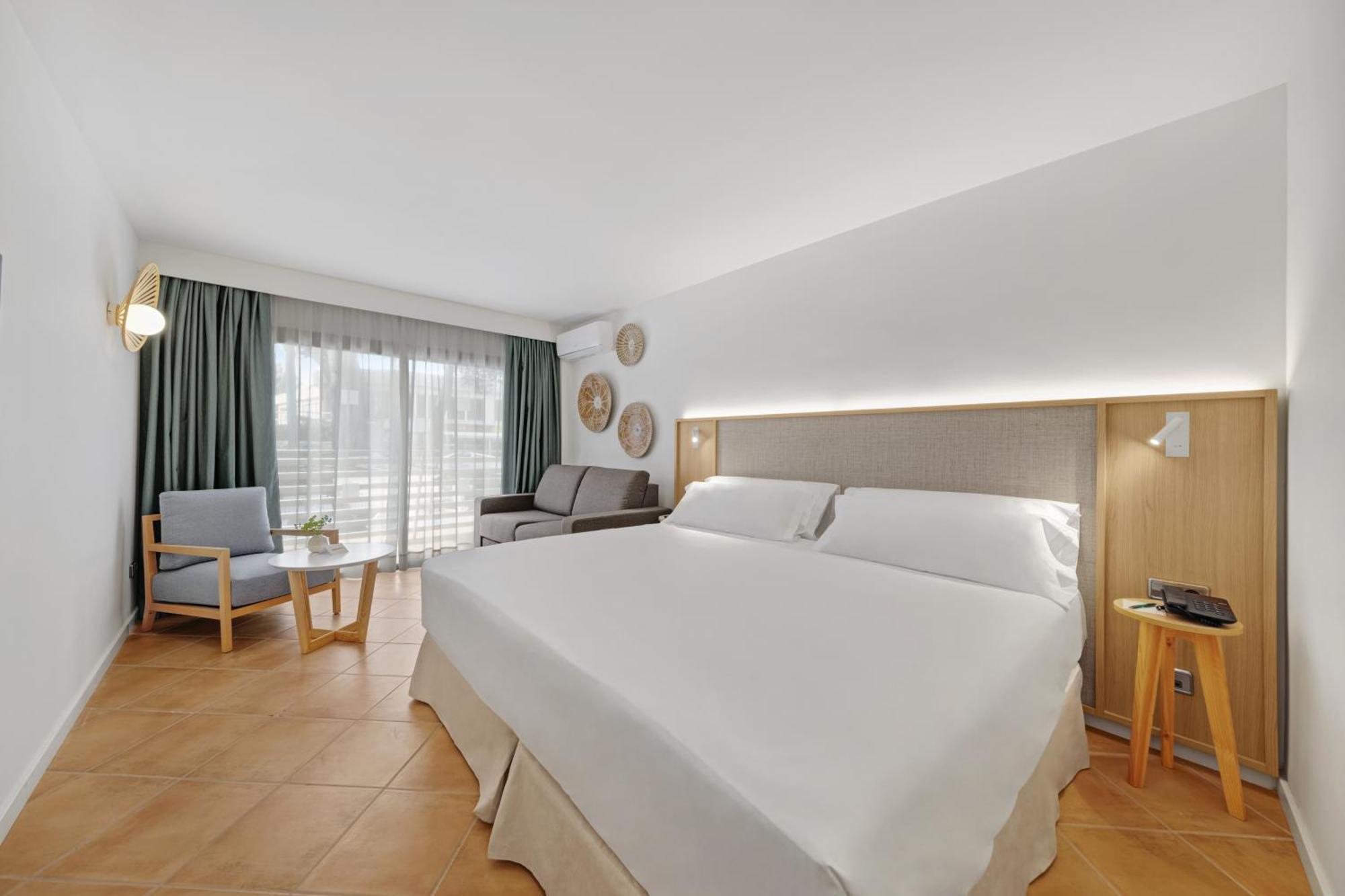 Quarto Superior com Vista Mar Lateral (2 Adultos + 1 Criança)