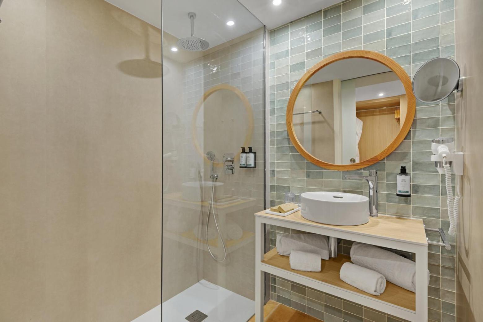 Quarto Superior com Vista Piscina (2 Adultos + 1 Criança)
