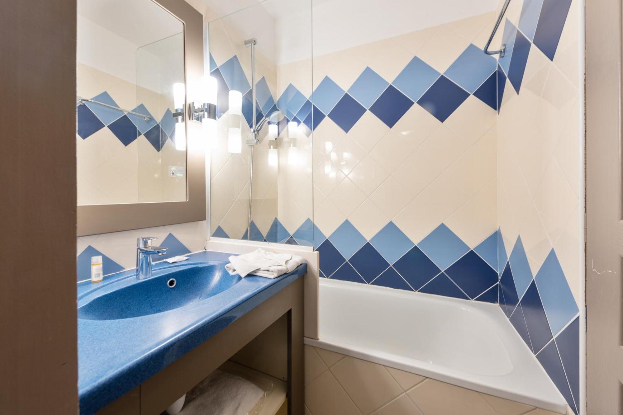 One-Bedroom Apartment Sleeping Alcove Air Conditioning