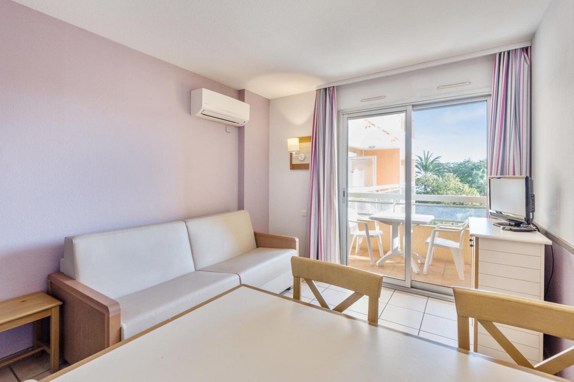 One-Bedroom Apartment Sleeping Alcove Air Conditioning