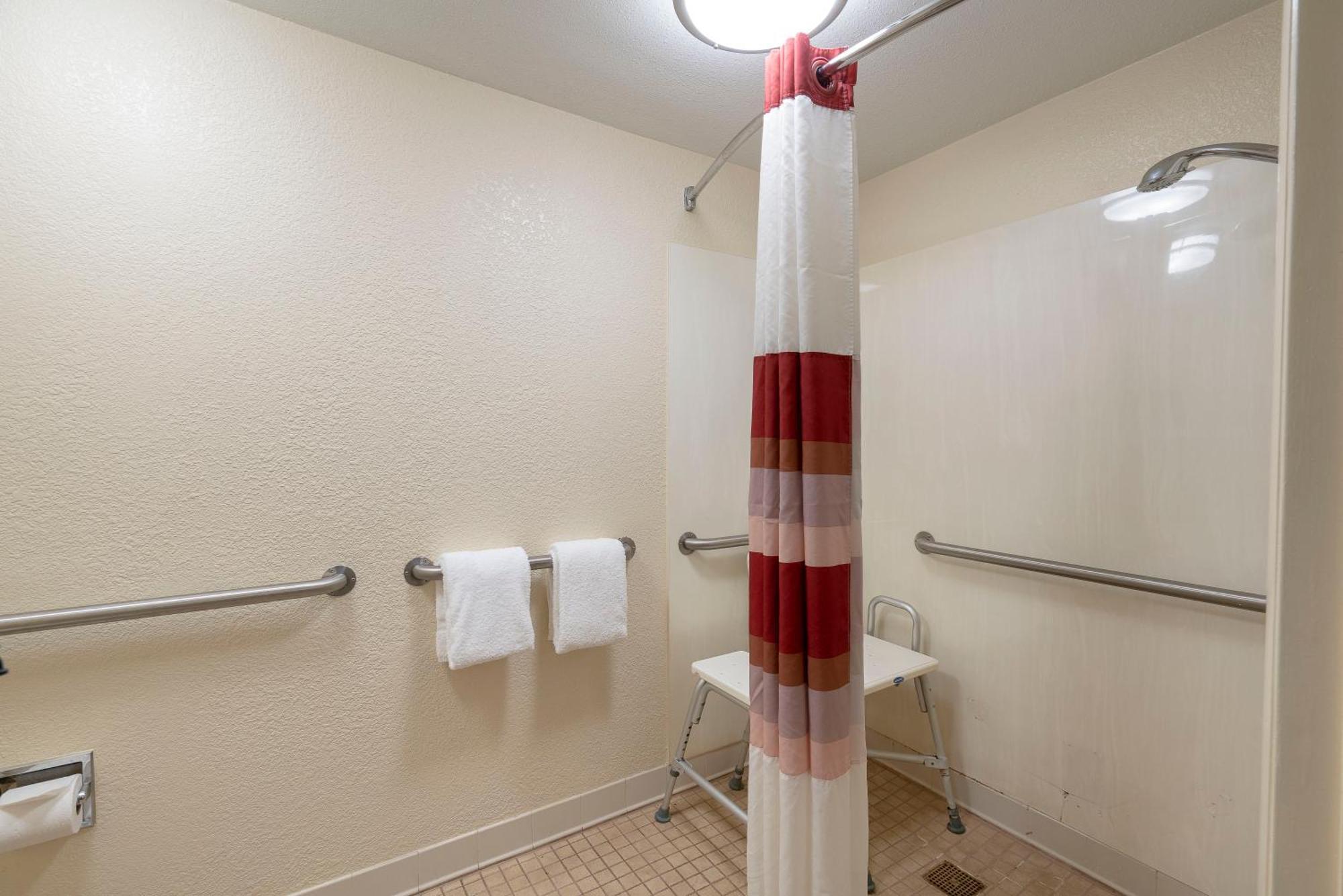 Deluxe King Room Disability Access Roll-ln Shower Smoke Free