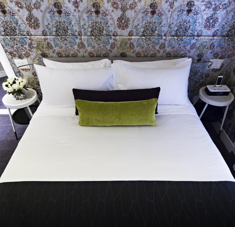 Queen Room Roll Shower Accessible,1210836958:JPEG