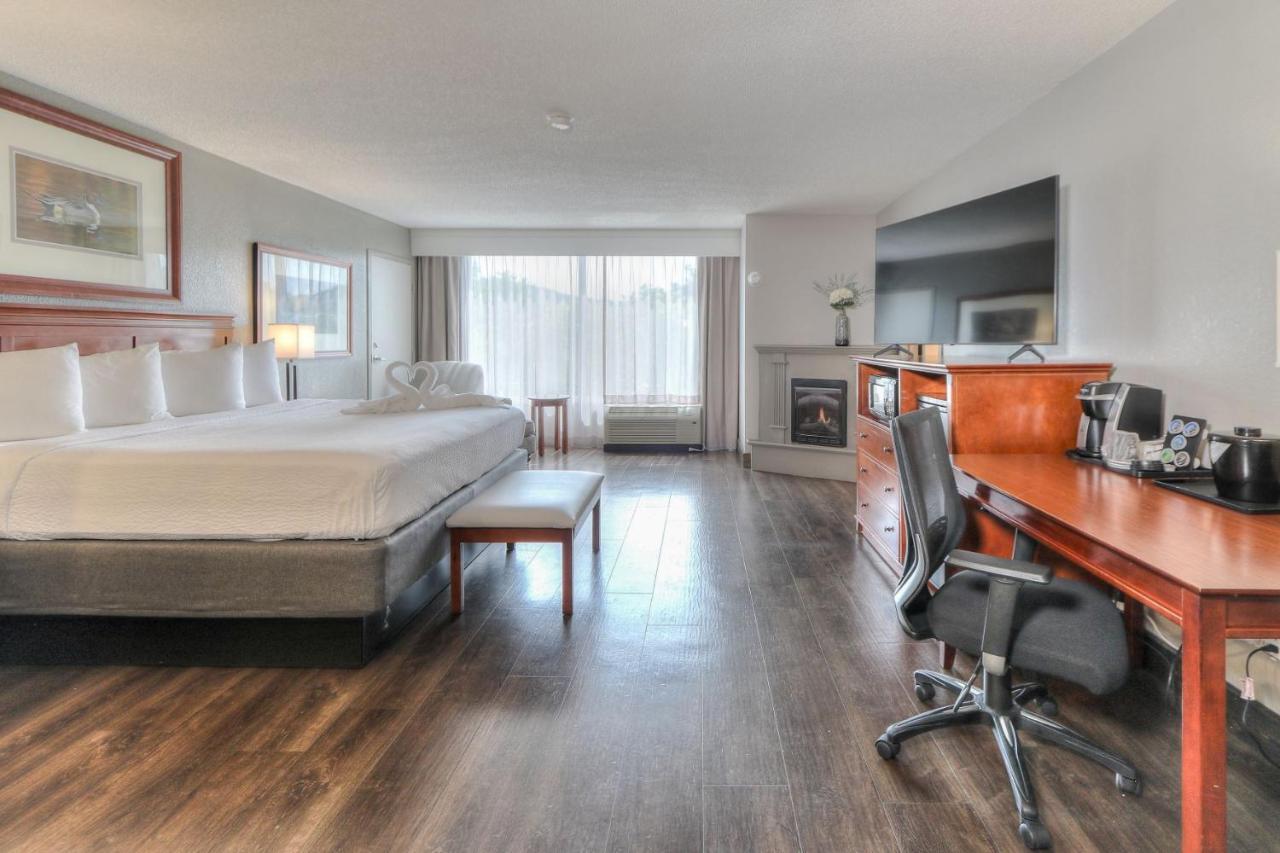 King Room Mini-Suite Jacuzzi & Fireplace