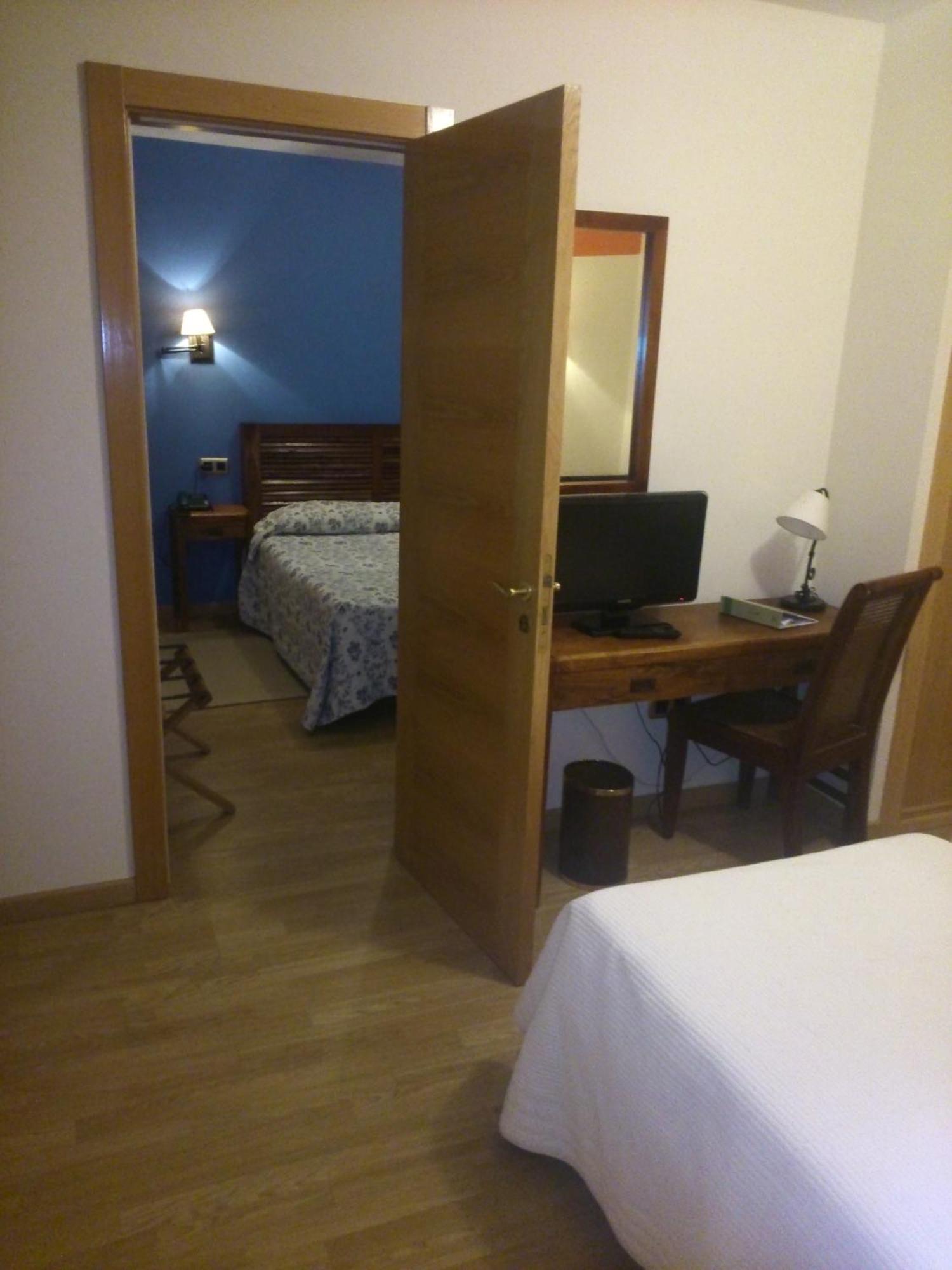 Family Room,1301485975:JPEG