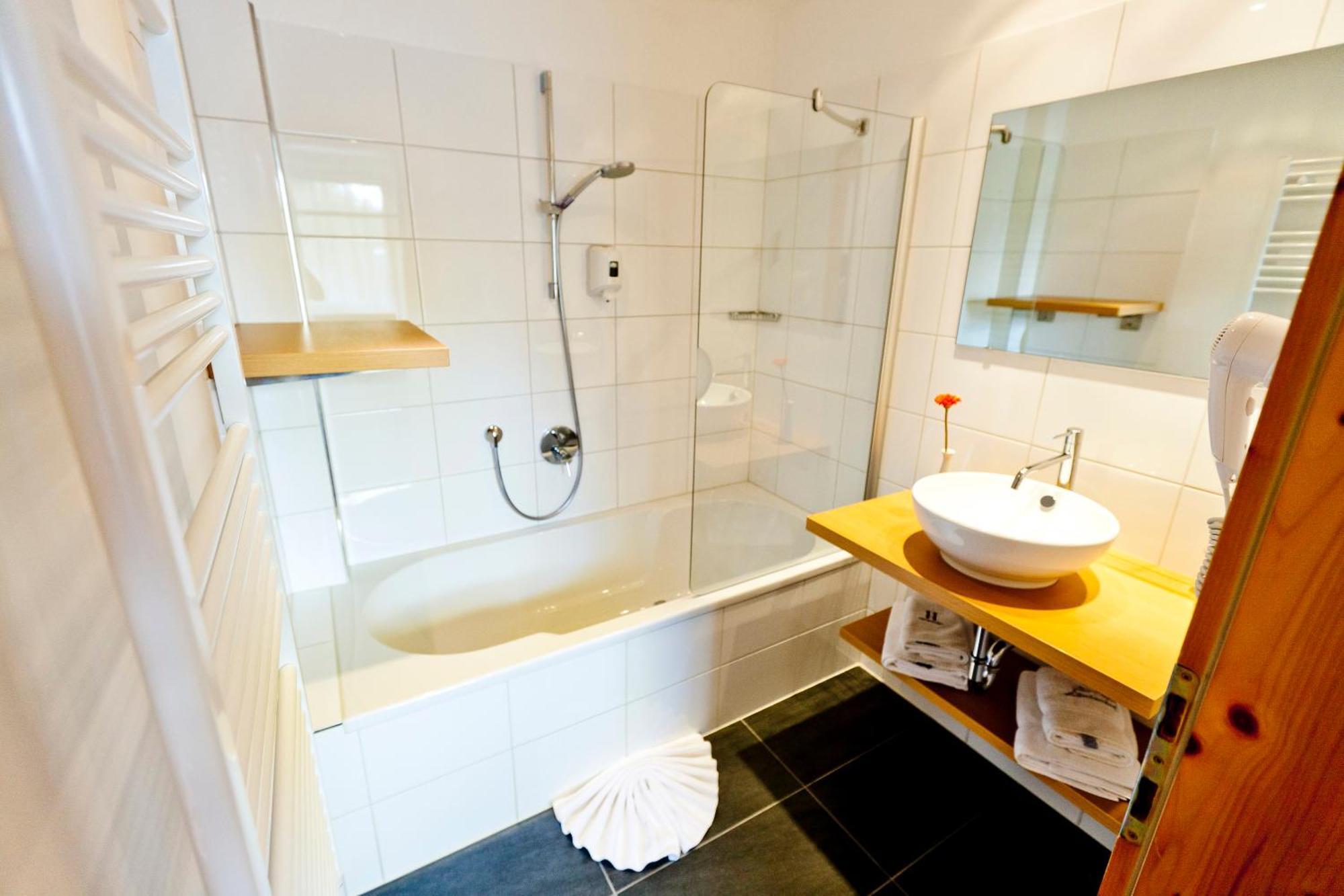 Large Double Room,1307156755:JPEG