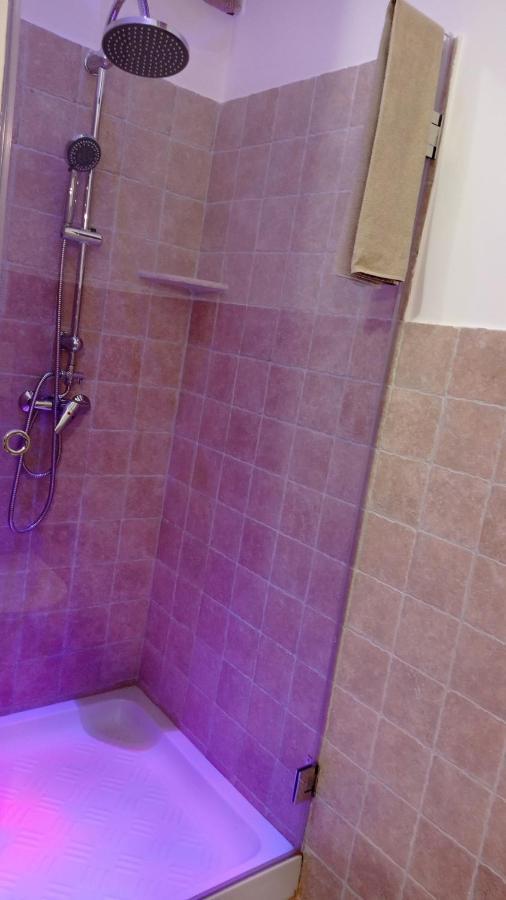 Quadruple Room Bathroom,1250900800:JPEG