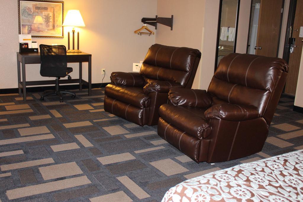 Studio Deluxe Suite with King Bed, Non-Smoking