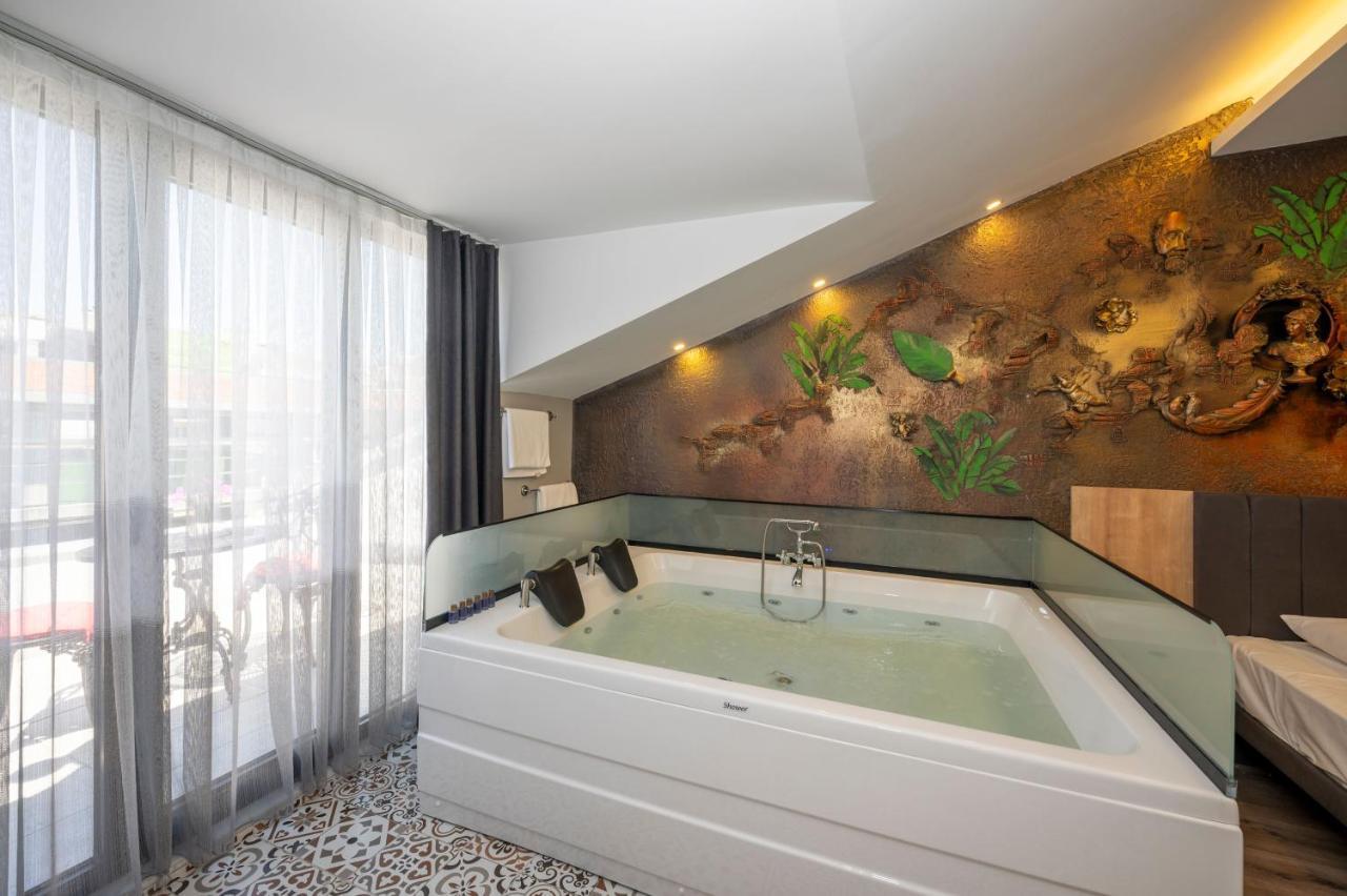 Queen Room Spa Bath