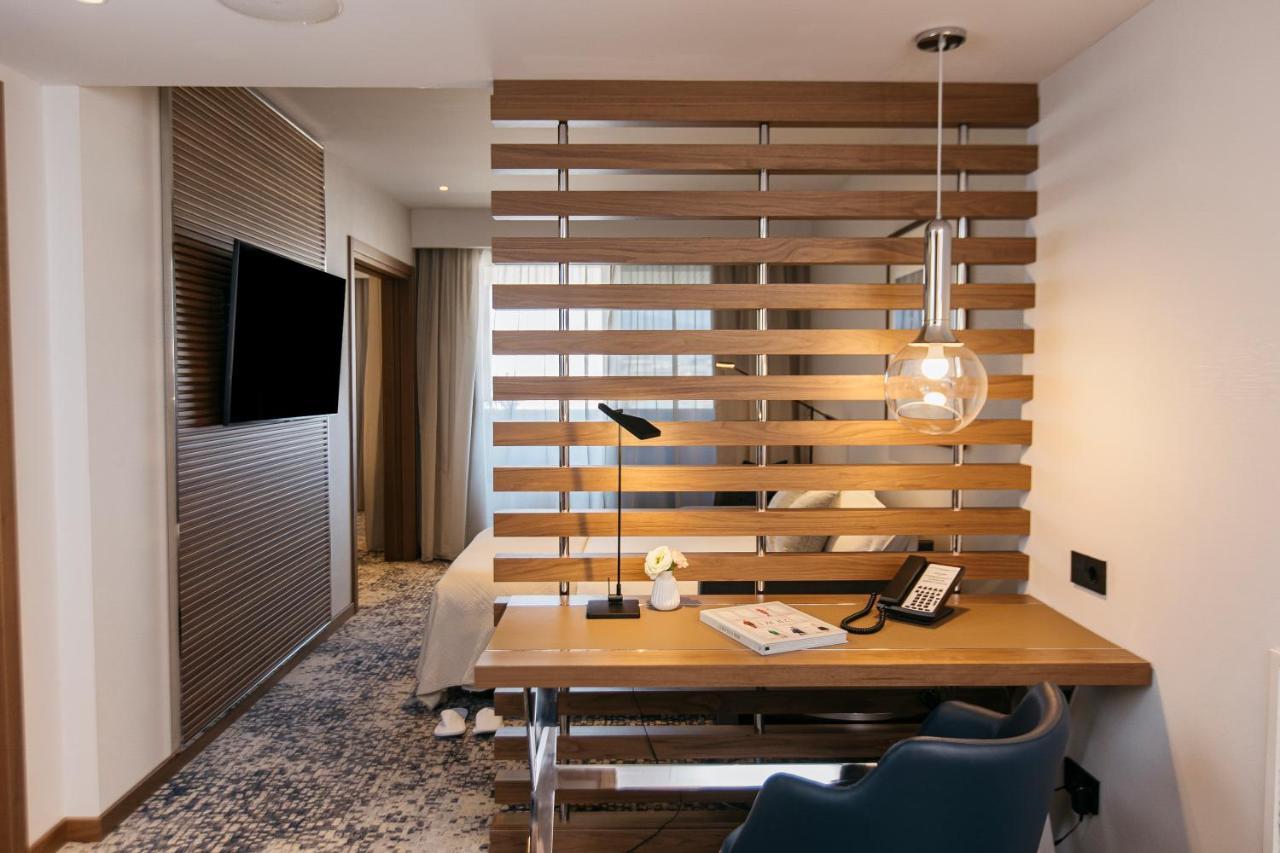 Suite King com 1 Quarto, Sofá-cama e Varanda