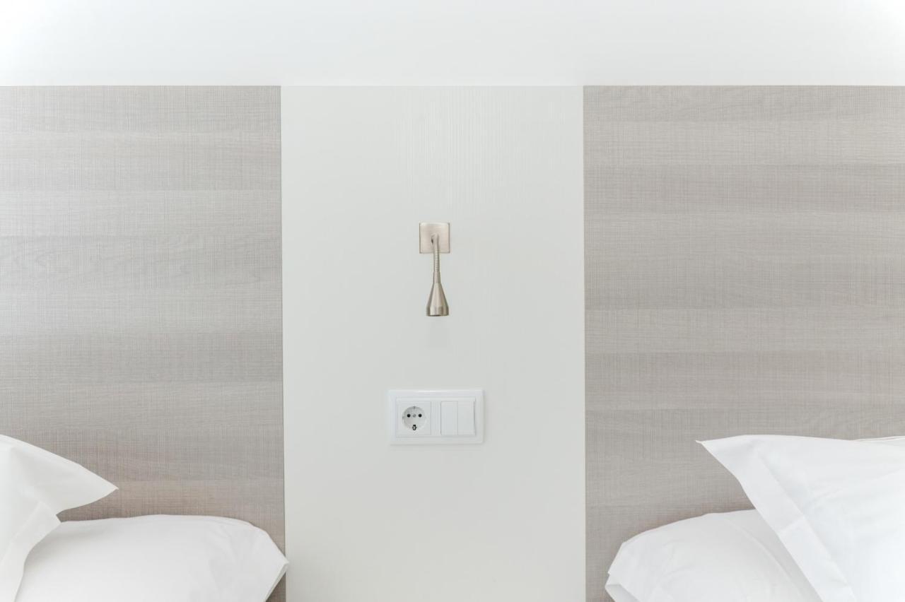 Quarto Triplo com Vista Piscina (2 Adultos + 1 Criança)