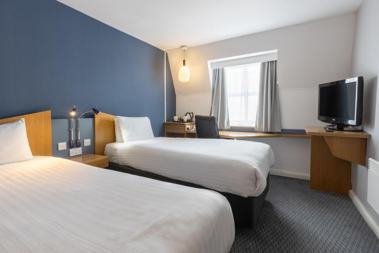 Standard Twin Room with Free Hot Breakfast