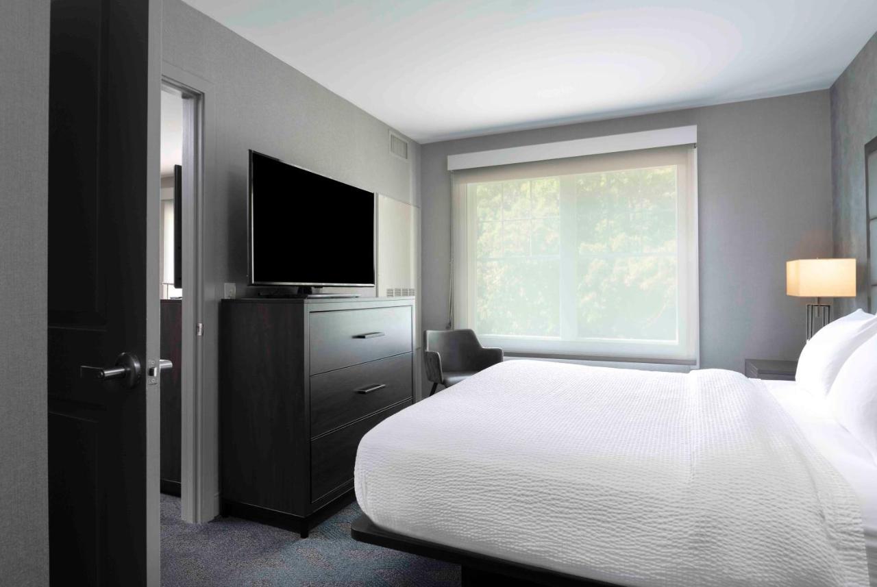 One-Bedroom King Suite Sofa Bed,1269145363:JPEG