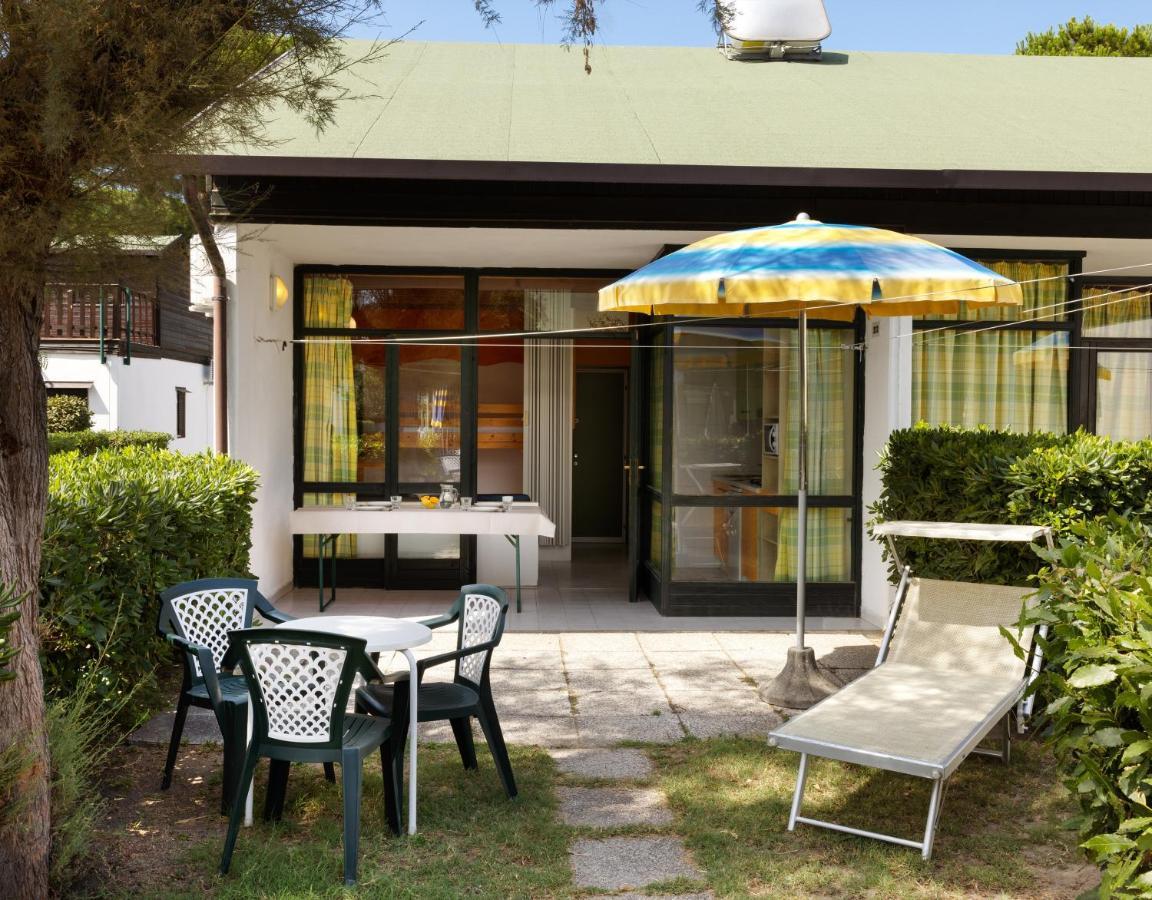 Bungalow (3rd to 5th line) - Ground floor with air conditioning, one double room and one open space with bunk bed. First floor one twin room, no air conditioning - NO PETS ALLOWED