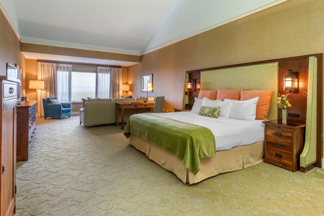 Premium Club Floor  Room with One King Bed